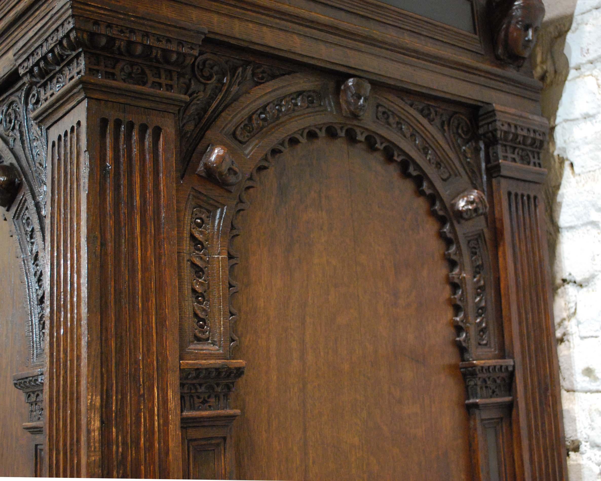 Ancienne armoire portail néerlandaise de la Renaissance en chêne massif, 18ème siècle en vente 2