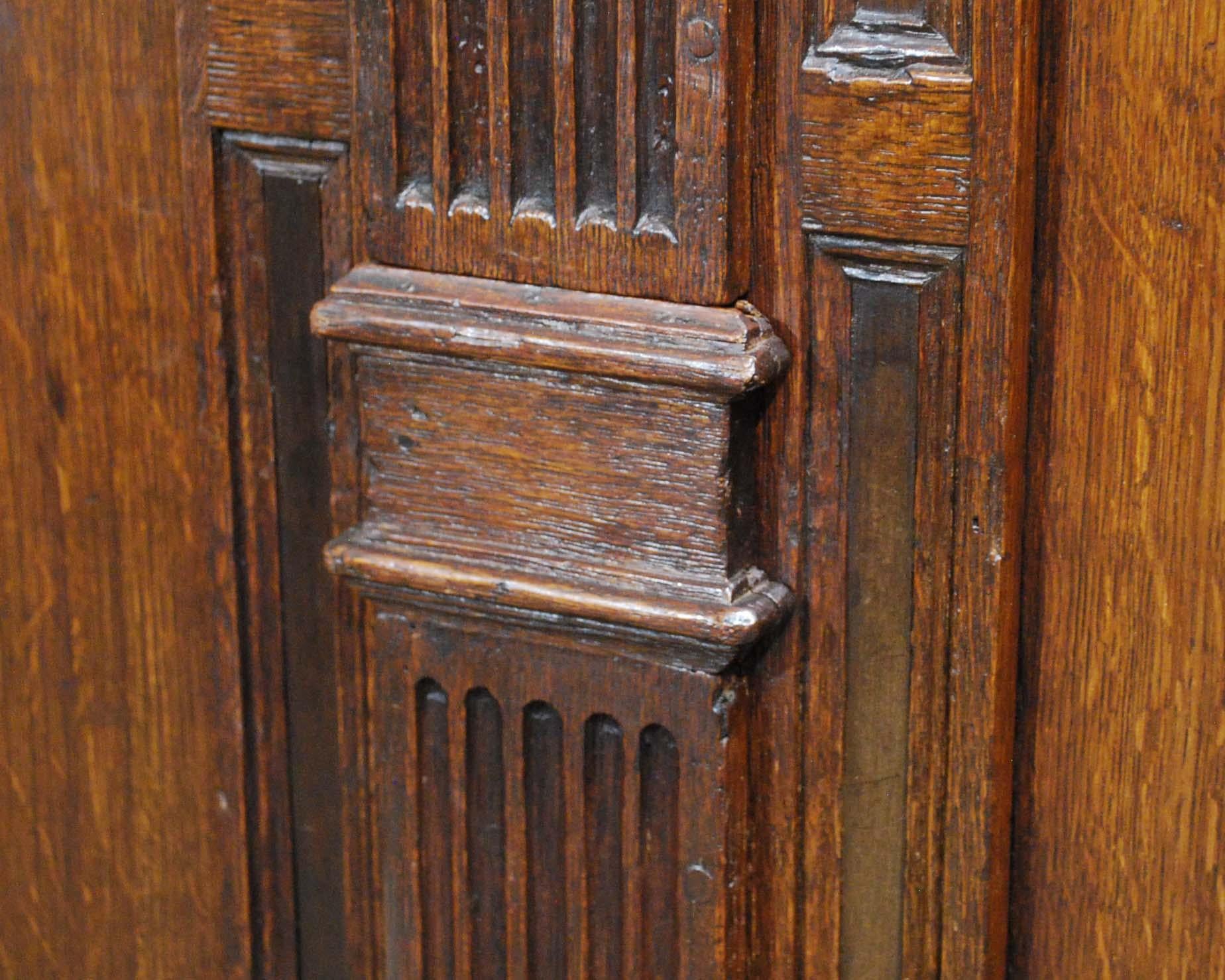 Ancienne armoire portail néerlandaise de la Renaissance en chêne massif, 18ème siècle en vente 4