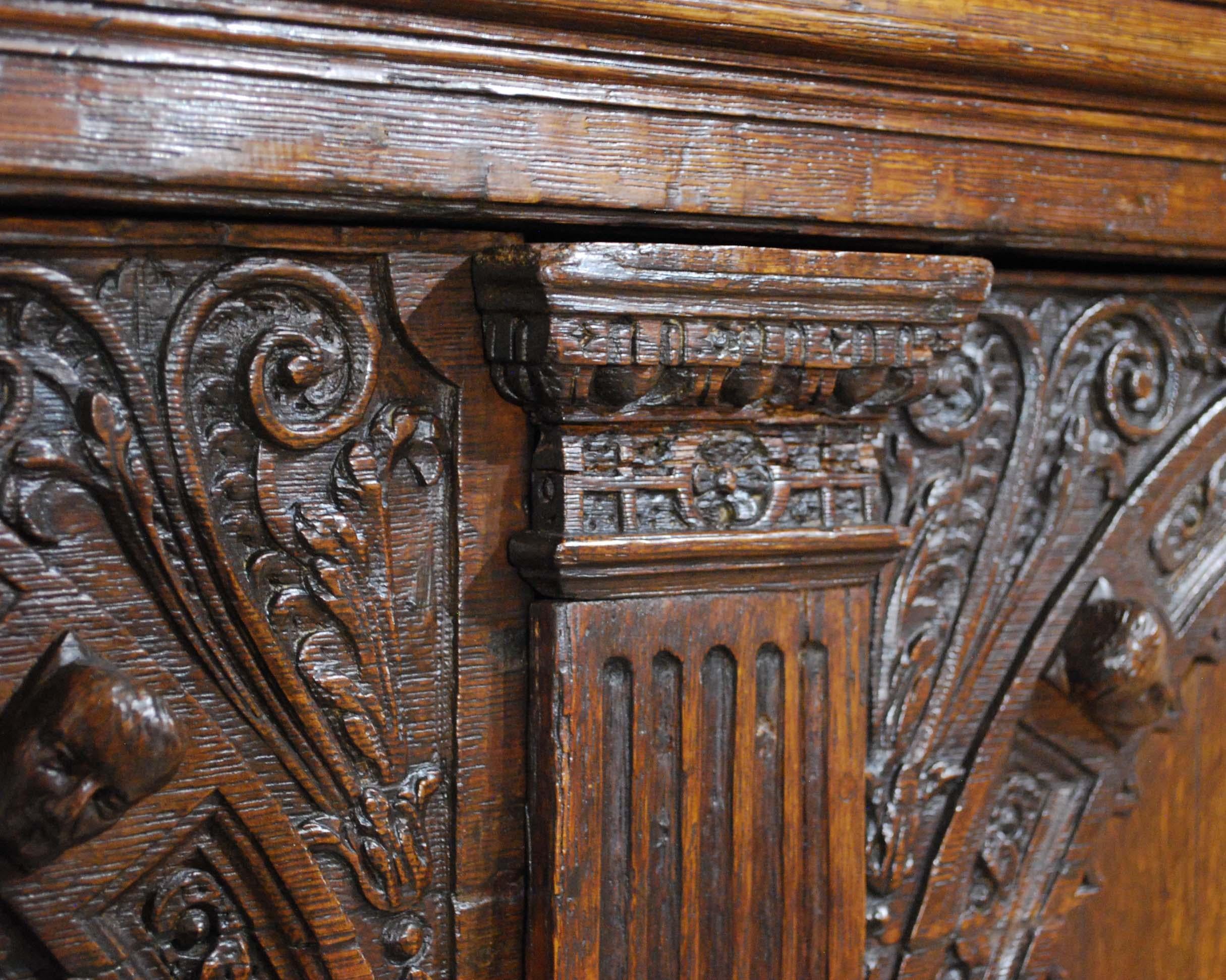 Ancienne armoire portail néerlandaise de la Renaissance en chêne massif, 18ème siècle en vente 1