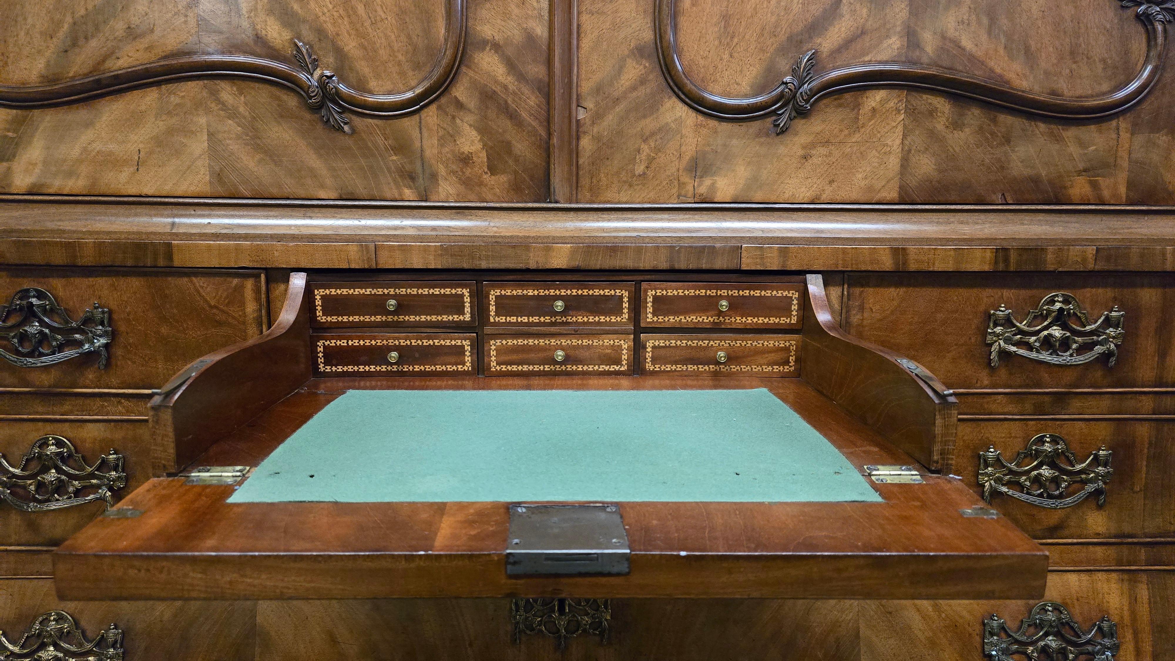 Antiker niederländischer Rokoko-Schrank mit Schreibtisch, um 1750 im Angebot 2