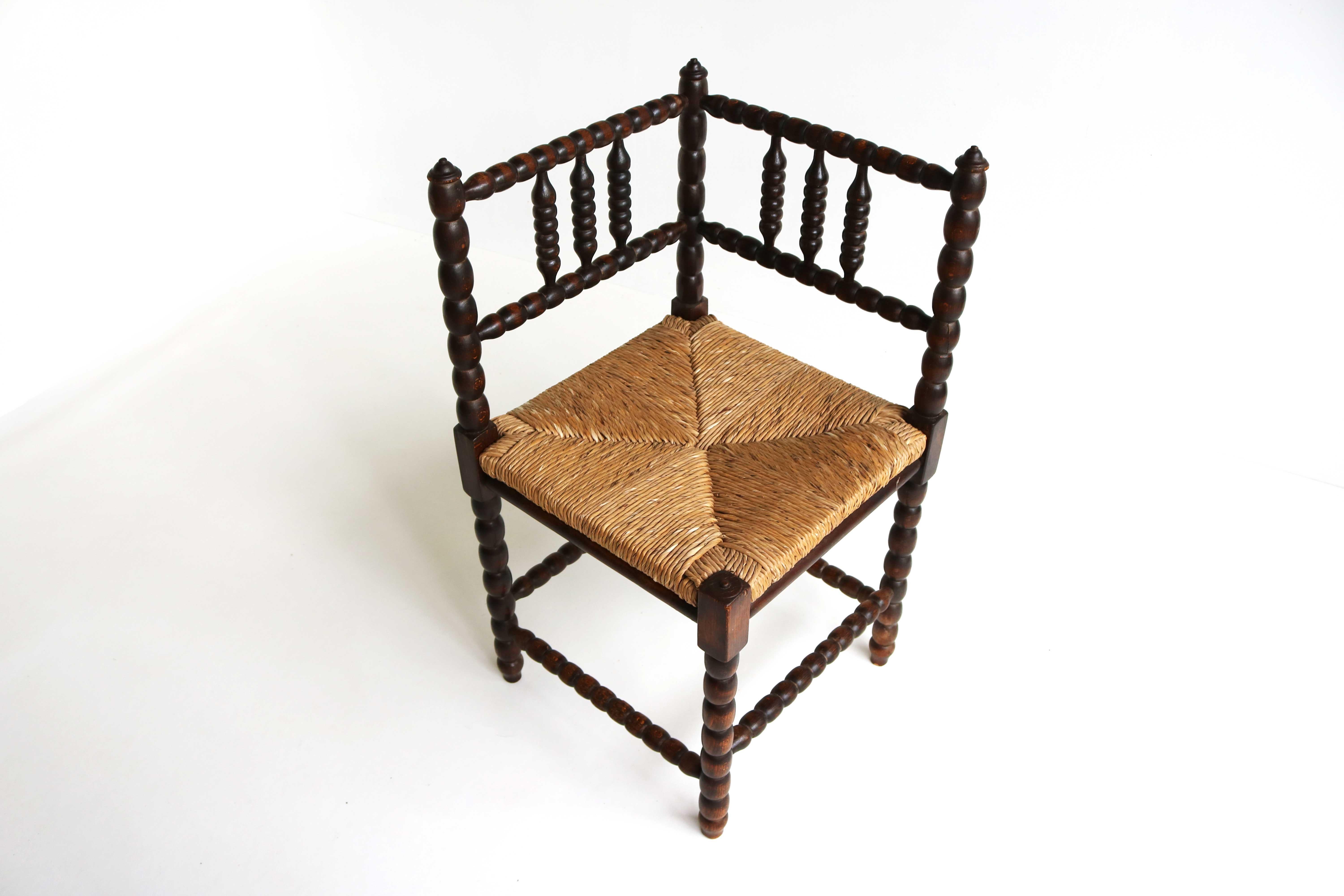  Antique Dutch Rush- Seat  Bobbin Corner Chair , Turned Wood Side Chair and Cane 1900s, Country Living, Farmhouse Decor.

Beautiful Dutch bobbin corner chair , from the 1900s. 
This antique 'corner chair' with wicker seat is originally a typical Old