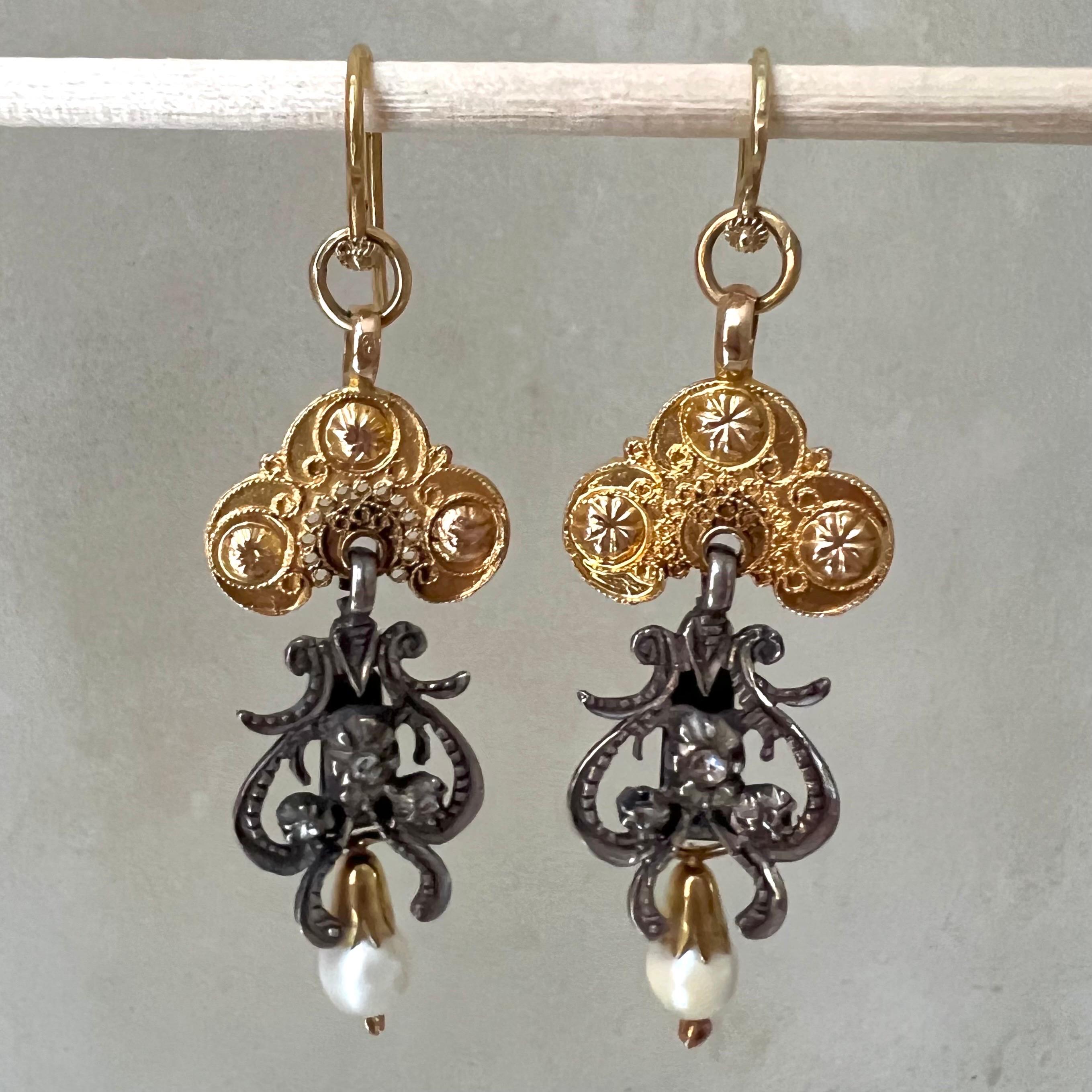 Artisan Boucles d'oreilles néerlandaises anciennes en argent et or avec diamants taille rose et perles en vente
