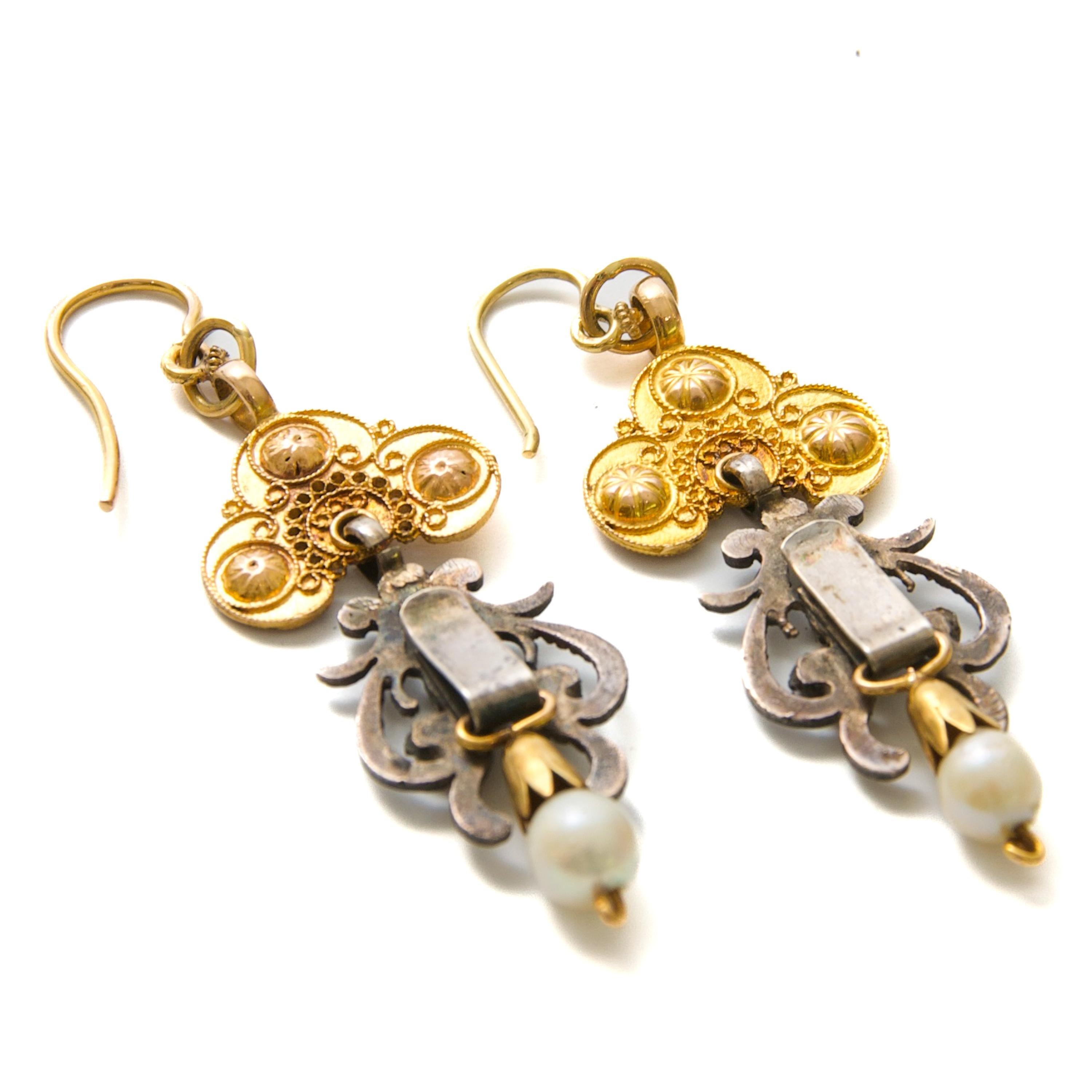 Boucles d'oreilles néerlandaises anciennes en argent et or avec diamants taille rose et perles en vente 1