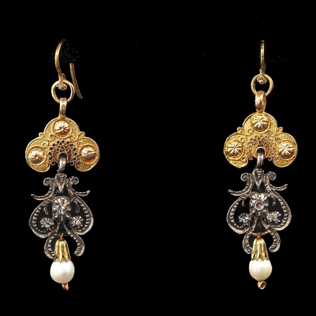 Boucles d'oreilles néerlandaises anciennes en argent et or avec diamants taille rose et perles en vente 2