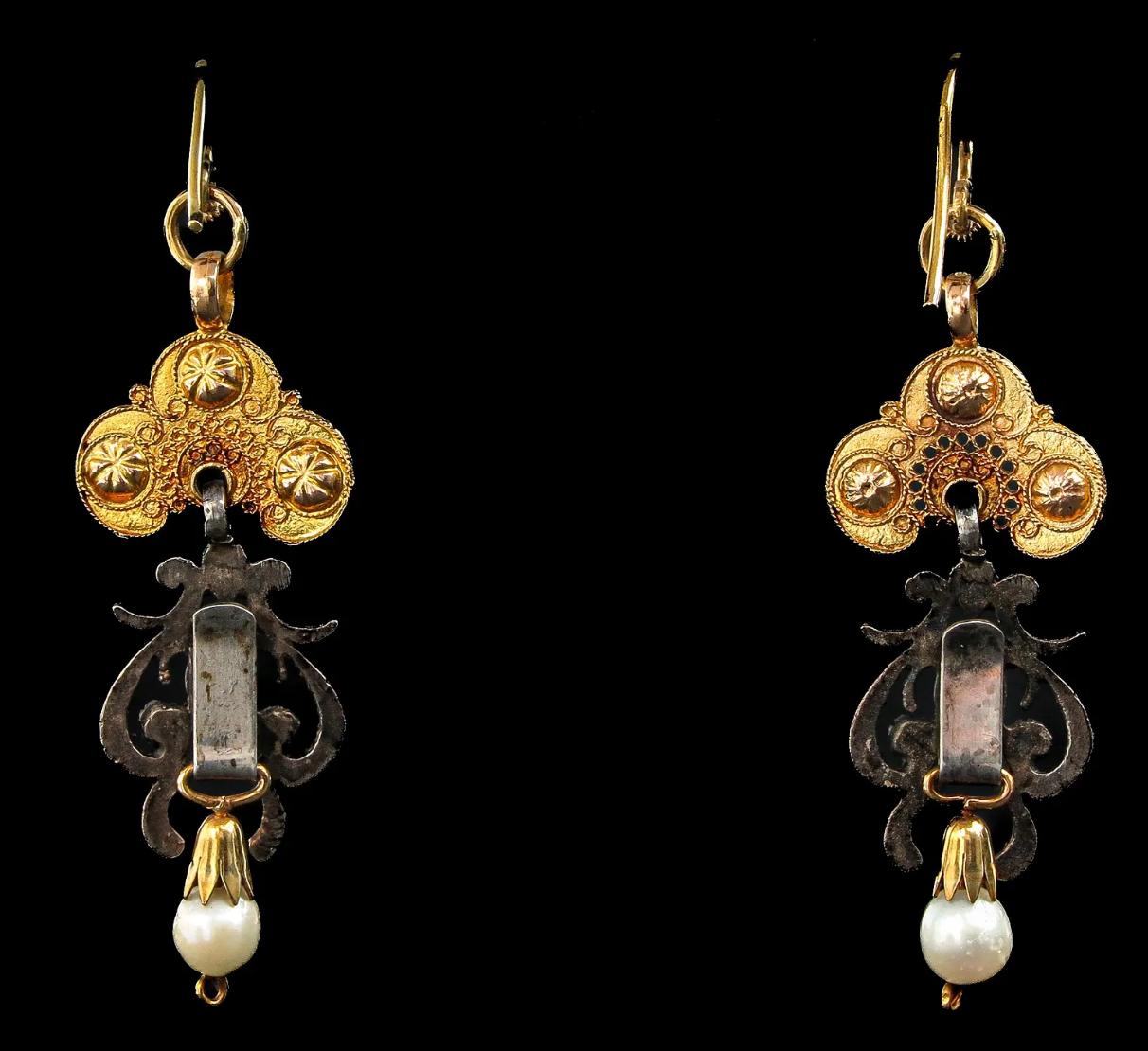 Boucles d'oreilles néerlandaises anciennes en argent et or avec diamants taille rose et perles en vente 3