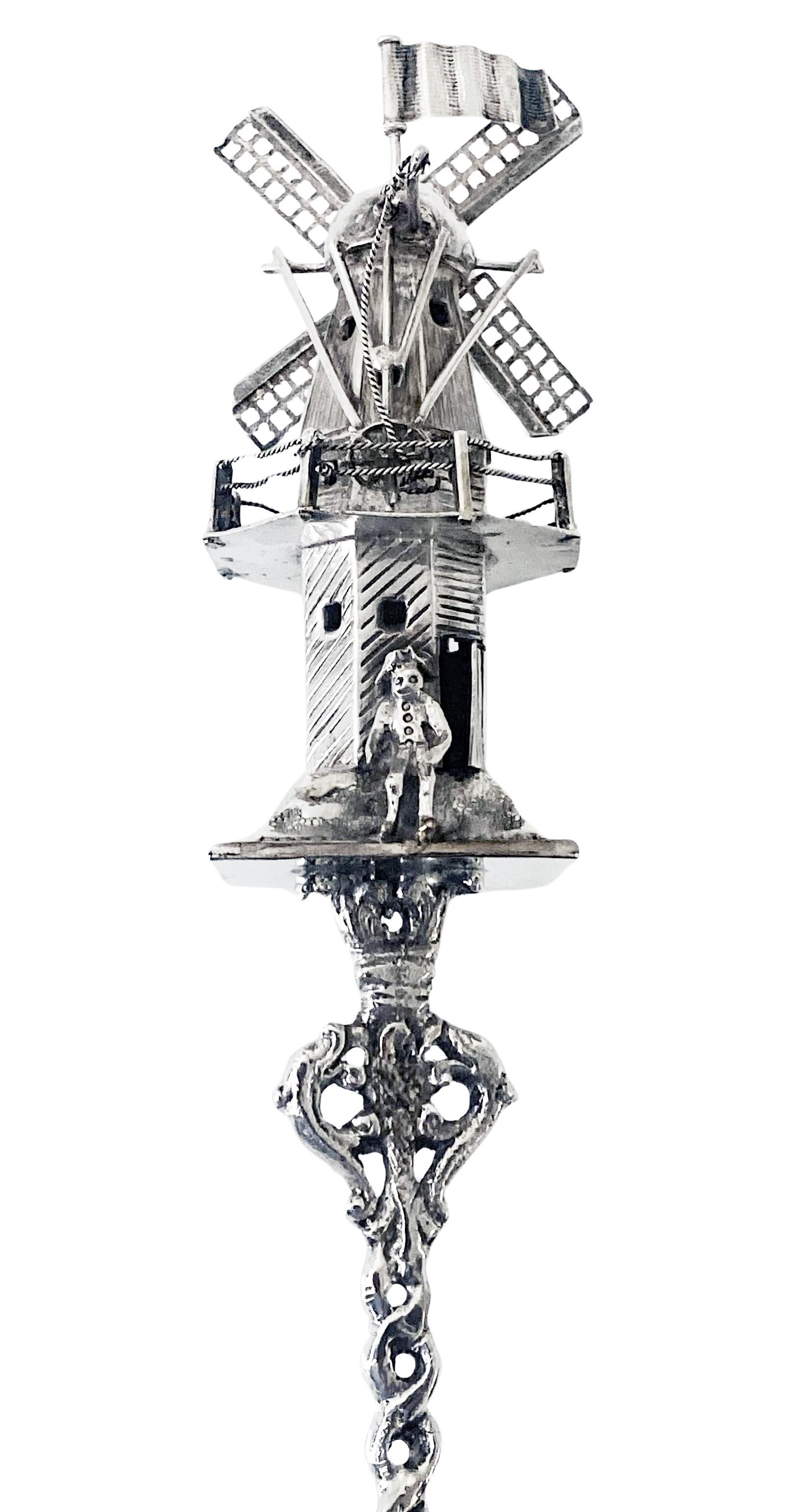 Olandese Antico cucchiaio figurato olandese in argento con mulino a vento di grandi dimensioni in vendita