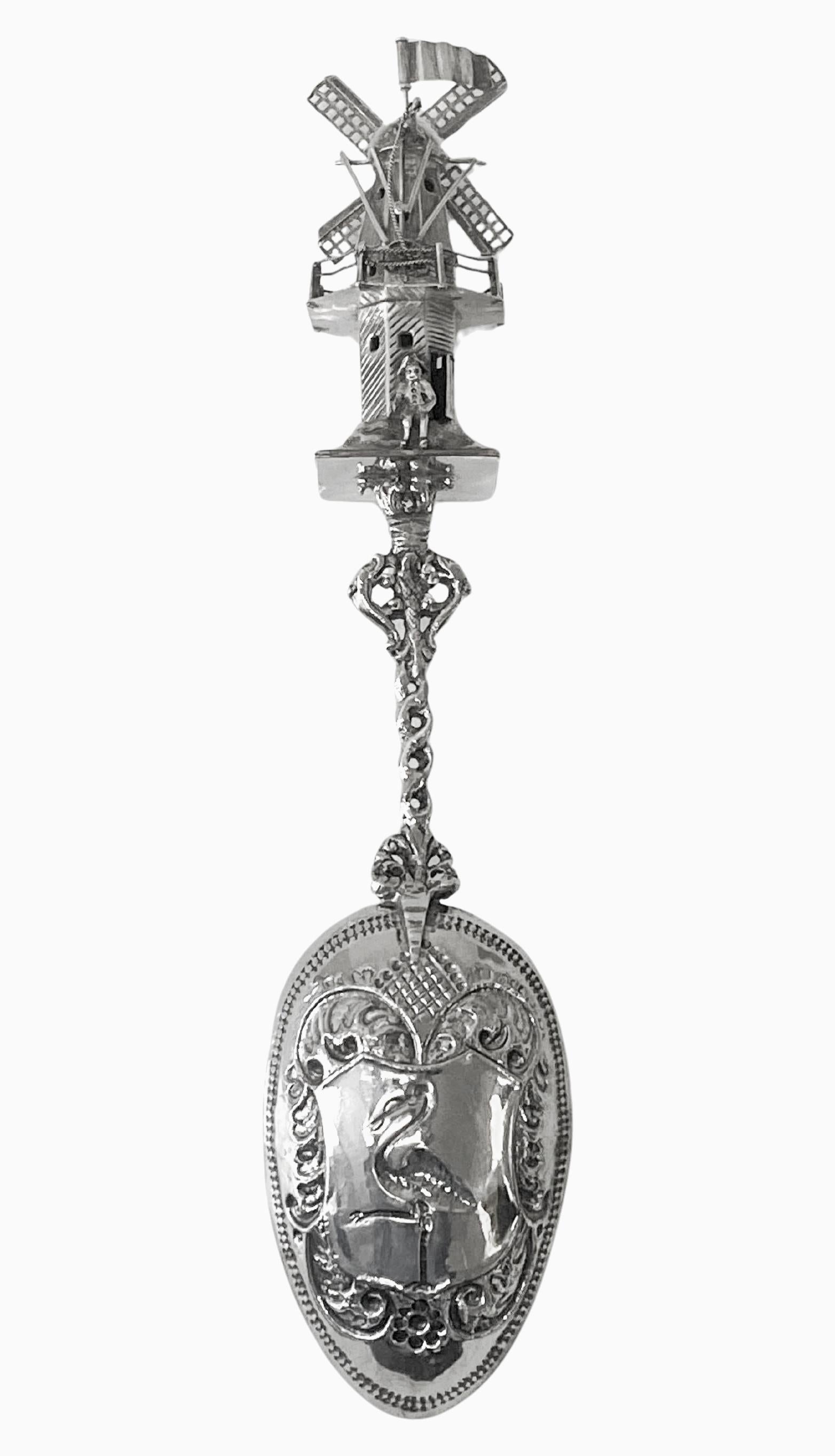 Antico cucchiaio figurato olandese in argento con mulino a vento di grandi dimensioni In condizioni buone in vendita a Toronto, Ontario