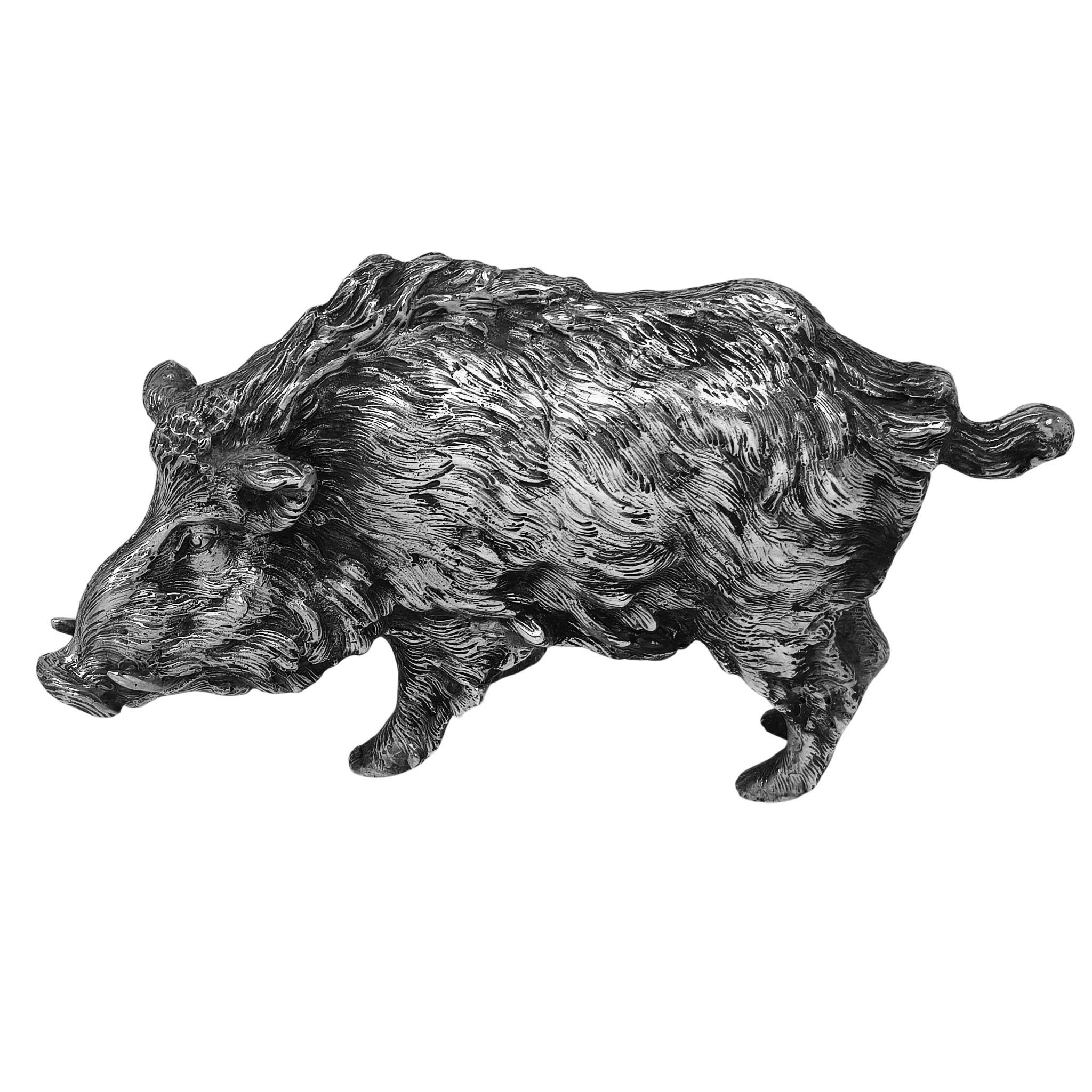 Un raffinato modello antico in argento di cinghiale sapientemente modellato con una meravigliosa attenzione ai dettagli che mostra la sua pelle pelosa e le sue piccole zanne.

Realizzato nei Paesi Bassi nel 1900 circa.

Circa. Peso - 598g /