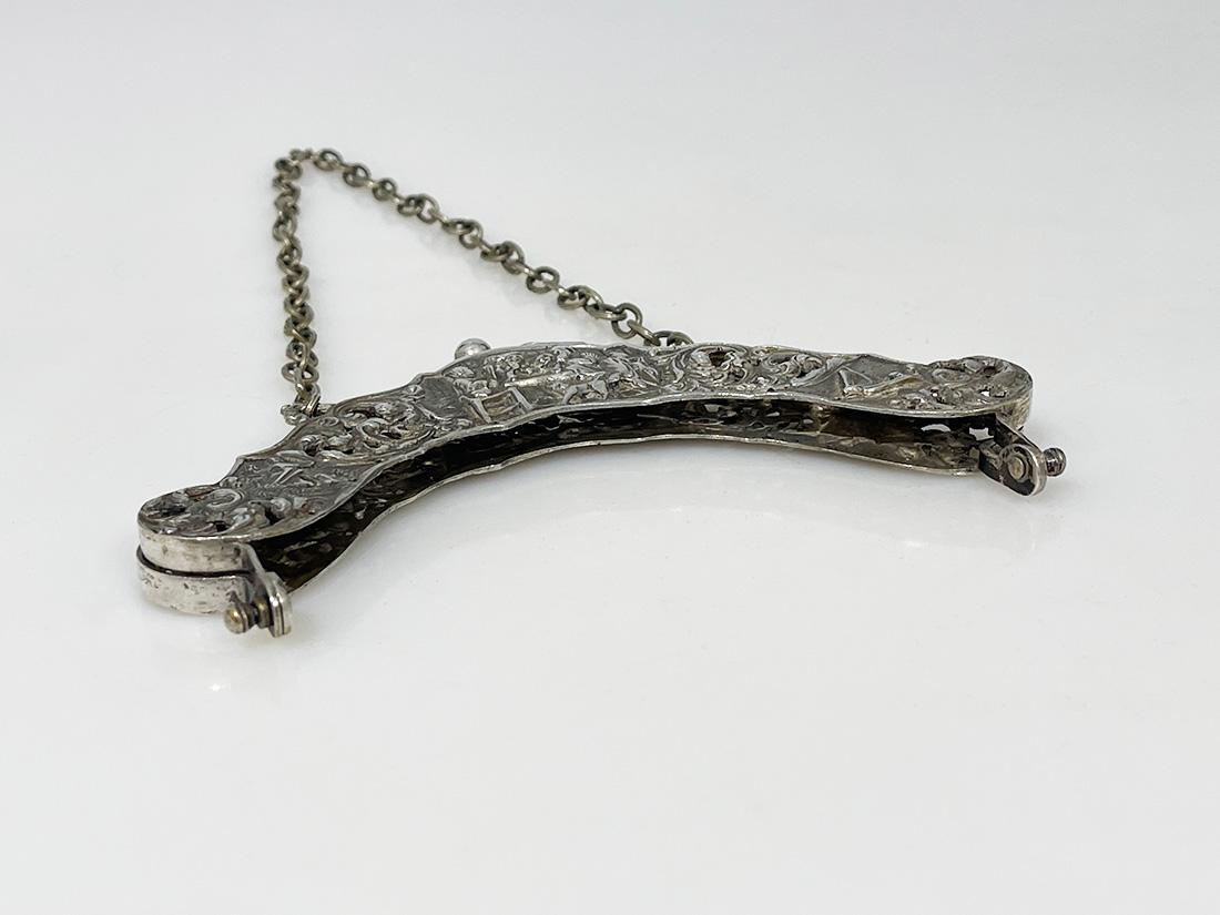 Antico portamonete olandese in argento di van der Ree, Schoonhoven, datato 1921

Un antico portamonete con catena con scene tipiche olandesi. Da un lato persone a tavola con strumenti musicali e a sinistra e a destra un mulino (paesaggio) e una