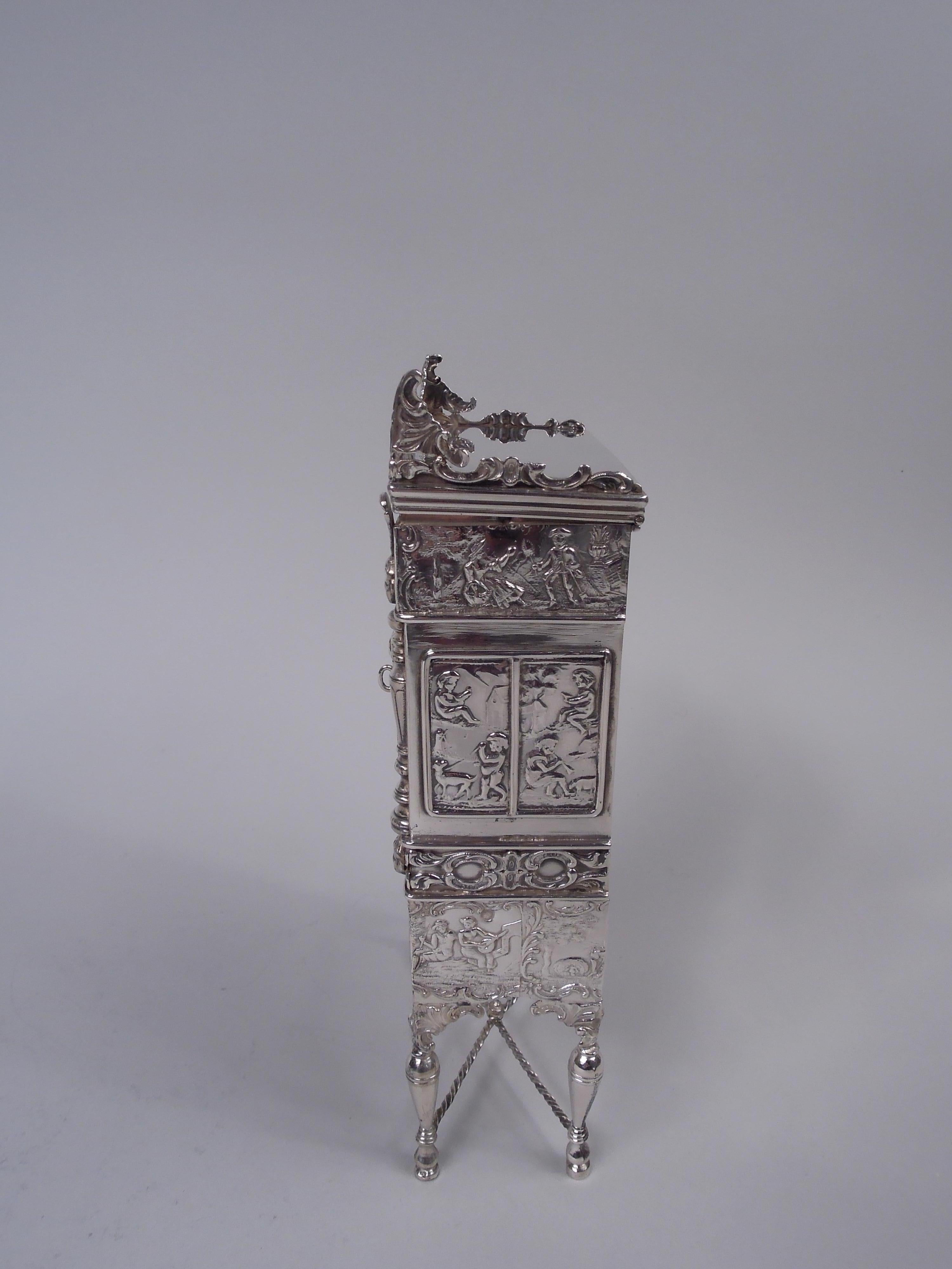 Porta tè olandese in argento 833 a forma di armadio rinascimentale, 1907. Rettilineo e a pannelli con semicolonne e piano incernierato. Piedistallo staccabile con supporti a balaustro e barelle ritorte. Scene pastorali cesellate e frontone a volute