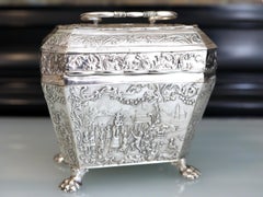 Antico porta tè olandese in argento con scene rurali in rilievo, Circa 1890