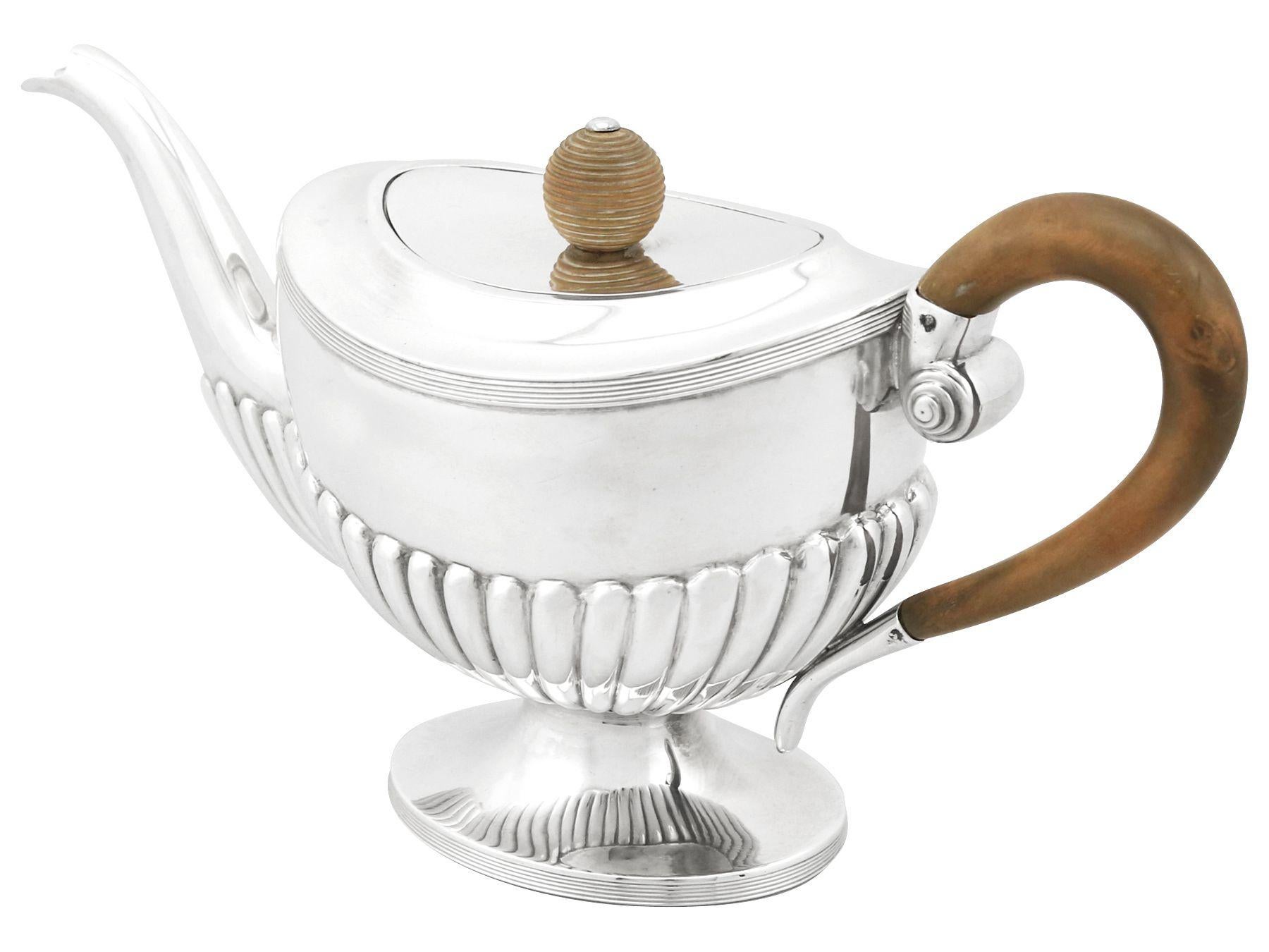 Antique 1829 Dutch Silver Teapot In Excellent Condition For Sale In Jesmond, Newcastle Upon Tyne