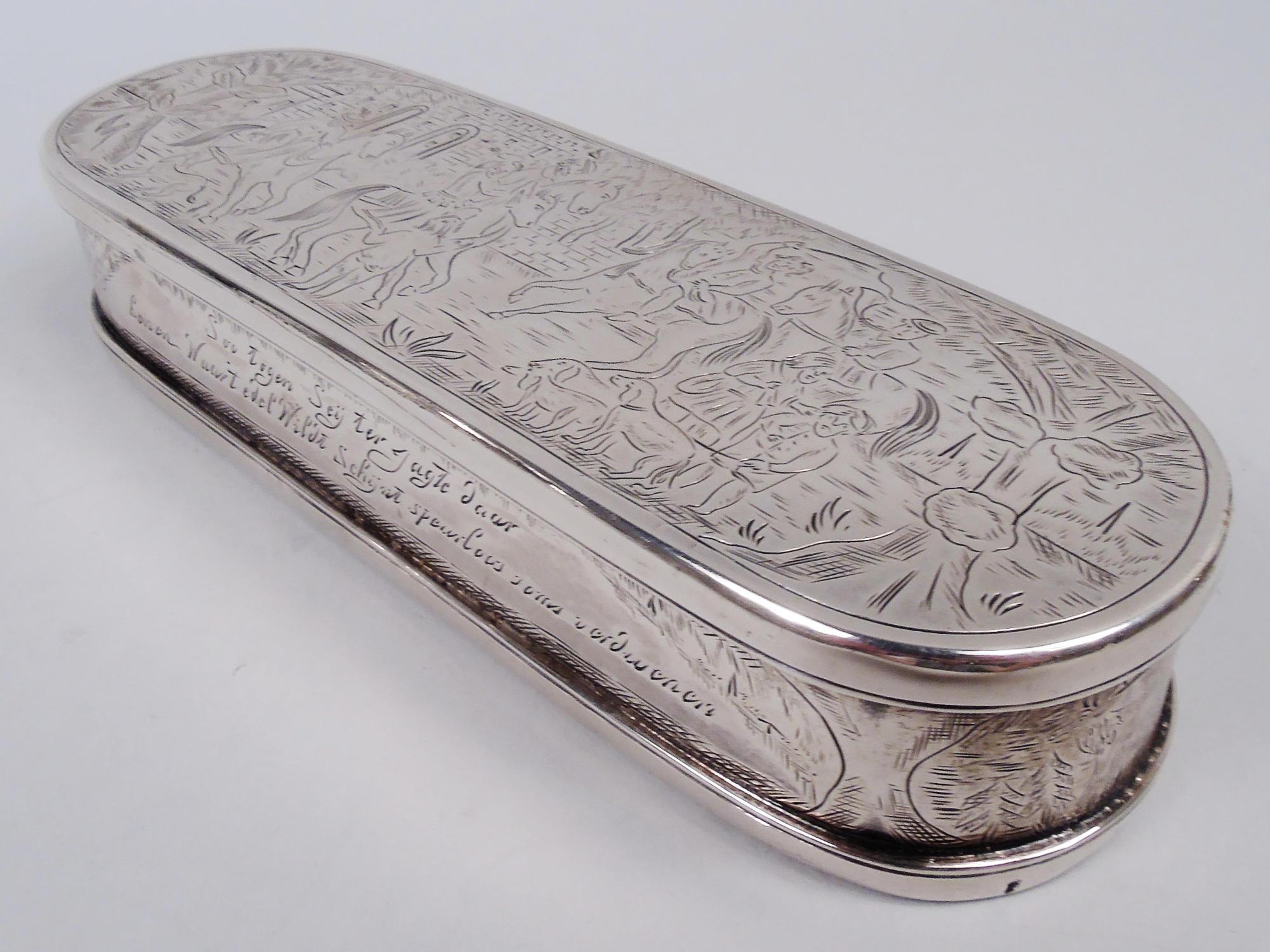 Tabatière hollandaise en argent, 1803. Tubulaire avec couvercle plat et à charnière. Scènes d'antan gravées dans un cadre de charmille représentant des souffleurs de cor à cheval et des demoiselles à l'écharpe partant à la chasse, le manoir