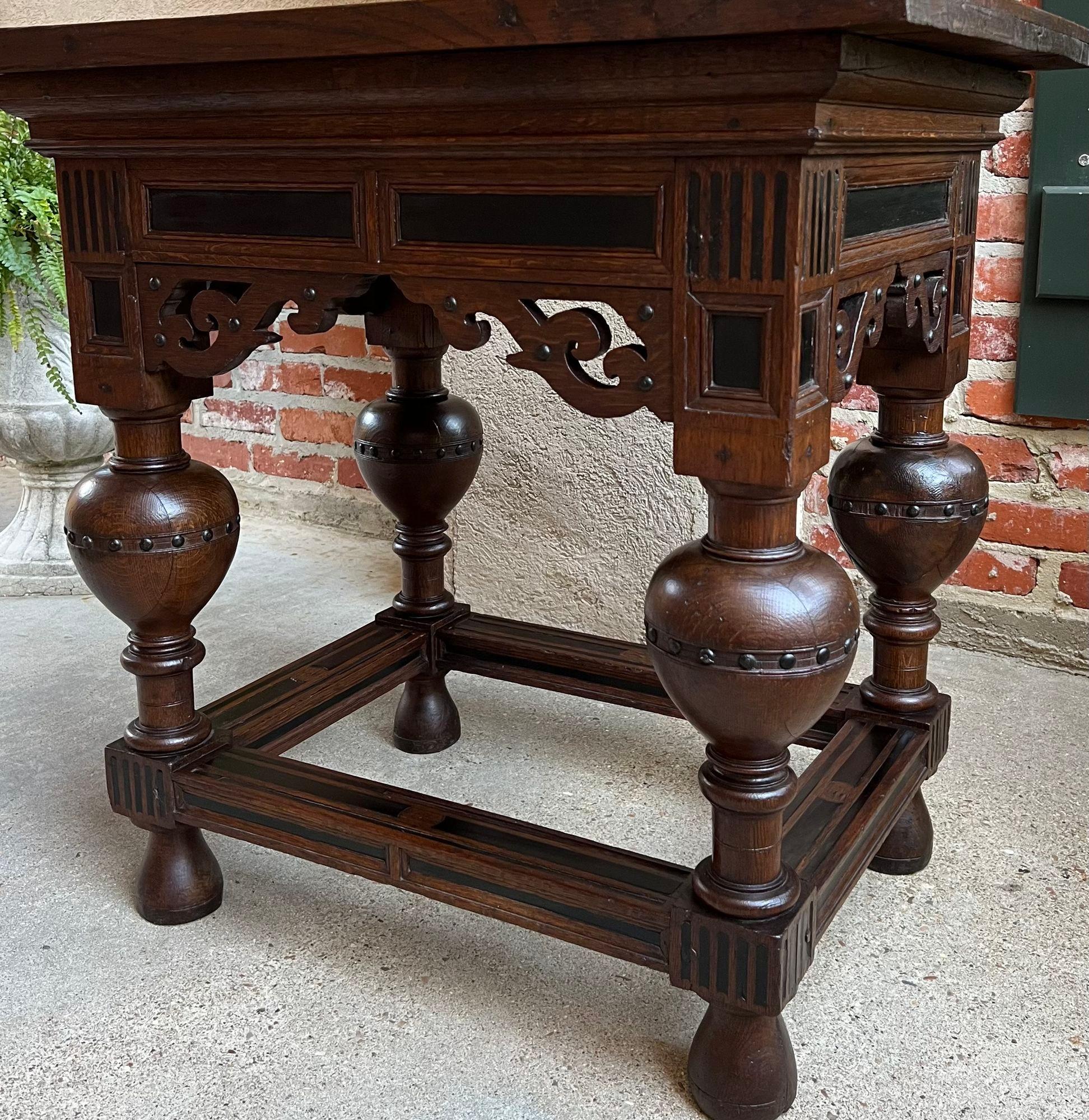 Sculpté à la main Ancienne table d'appoint hollandaise en chêne sculpté à pieds bulbeux baroque ébénisé danois en vente