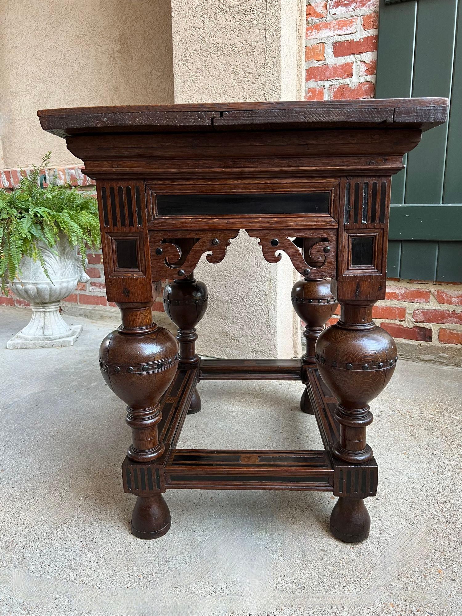 XVIIIe siècle Ancienne table d'appoint hollandaise en chêne sculpté à pieds bulbeux baroque ébénisé danois en vente