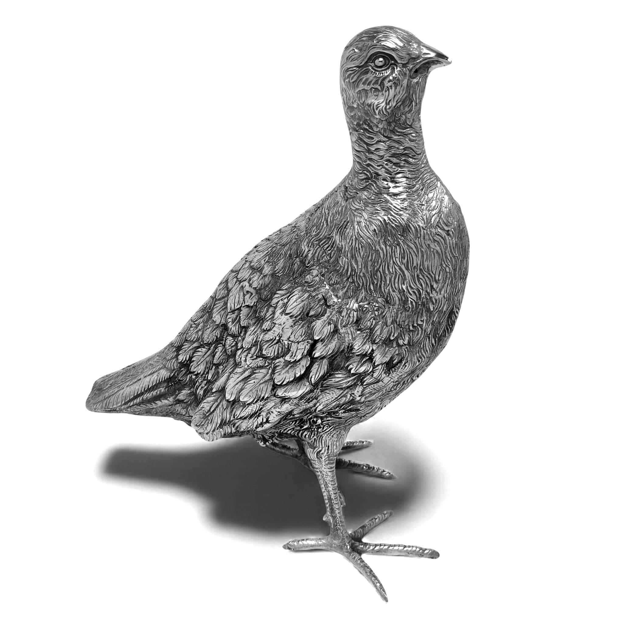 Un delizioso e sostanzioso modello antico in argento massiccio di un gallo cedrone. Questa statuetta di uccello è modellata con grande attenzione ai dettagli ed è di dimensioni generose.

Realizzato in Europa nel 1920 circa.

Circa. Peso - 866g /