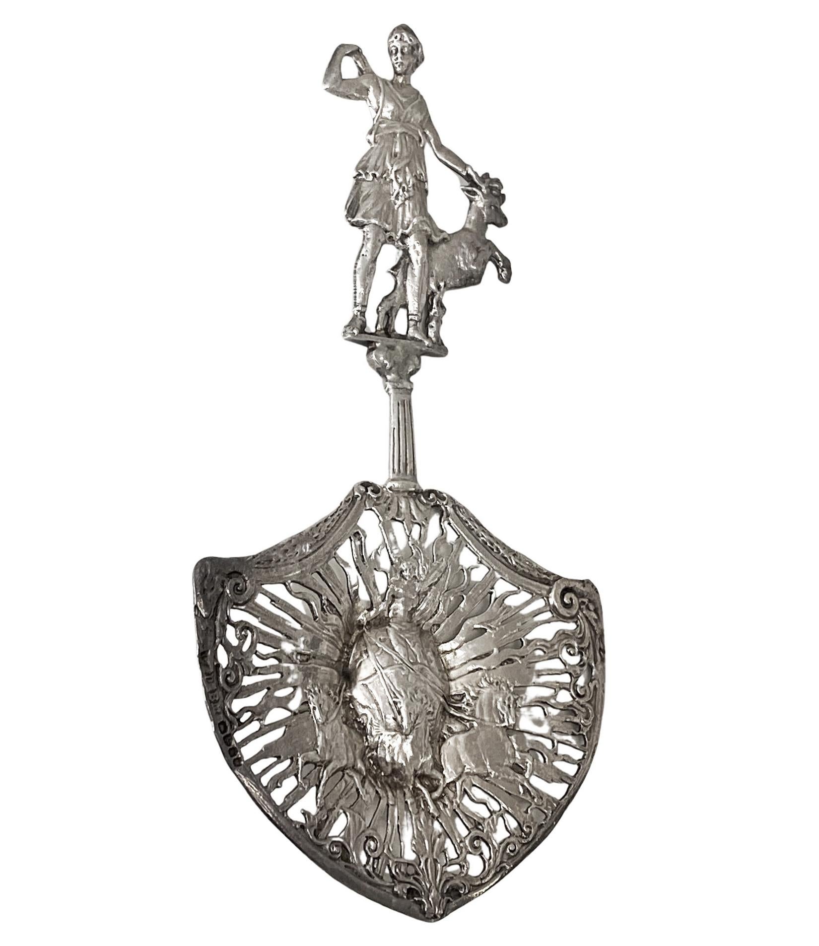 Antigua cuchara holandesa de plata de ley grande y perforada para conservas, marcas de importación inglesas para Chester 1899 Berthold Muller. El cuenco representa una figura cabalgando con tres caballos al galope, el asa figurada con una cabra de