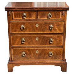 Ancienne commode de style néerlandais en acajou incrusté