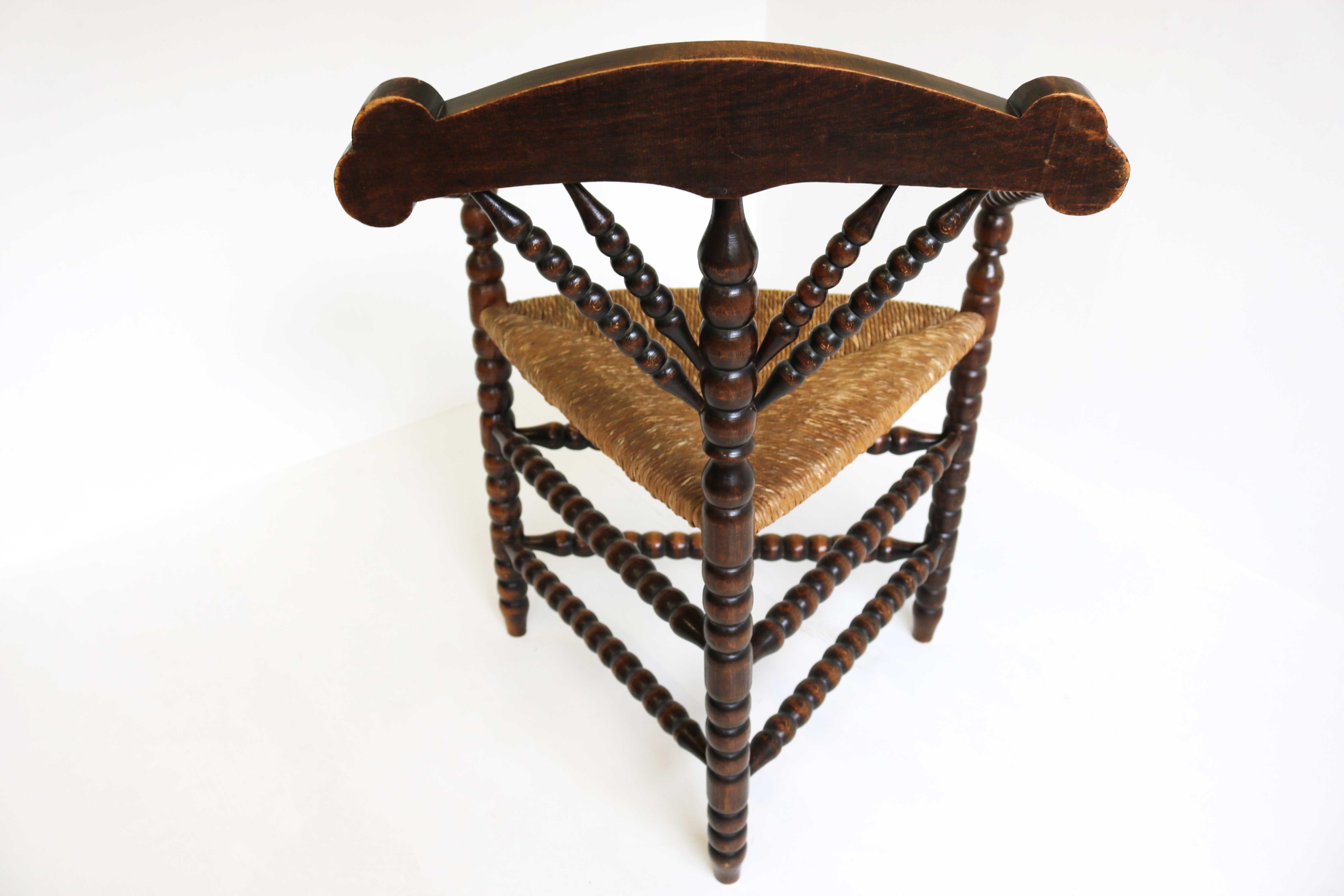 Antique fauteuil d'angle hollandais triangulaire tourné Bobbin Corner Chair Rush Seat Knitting en vente 6