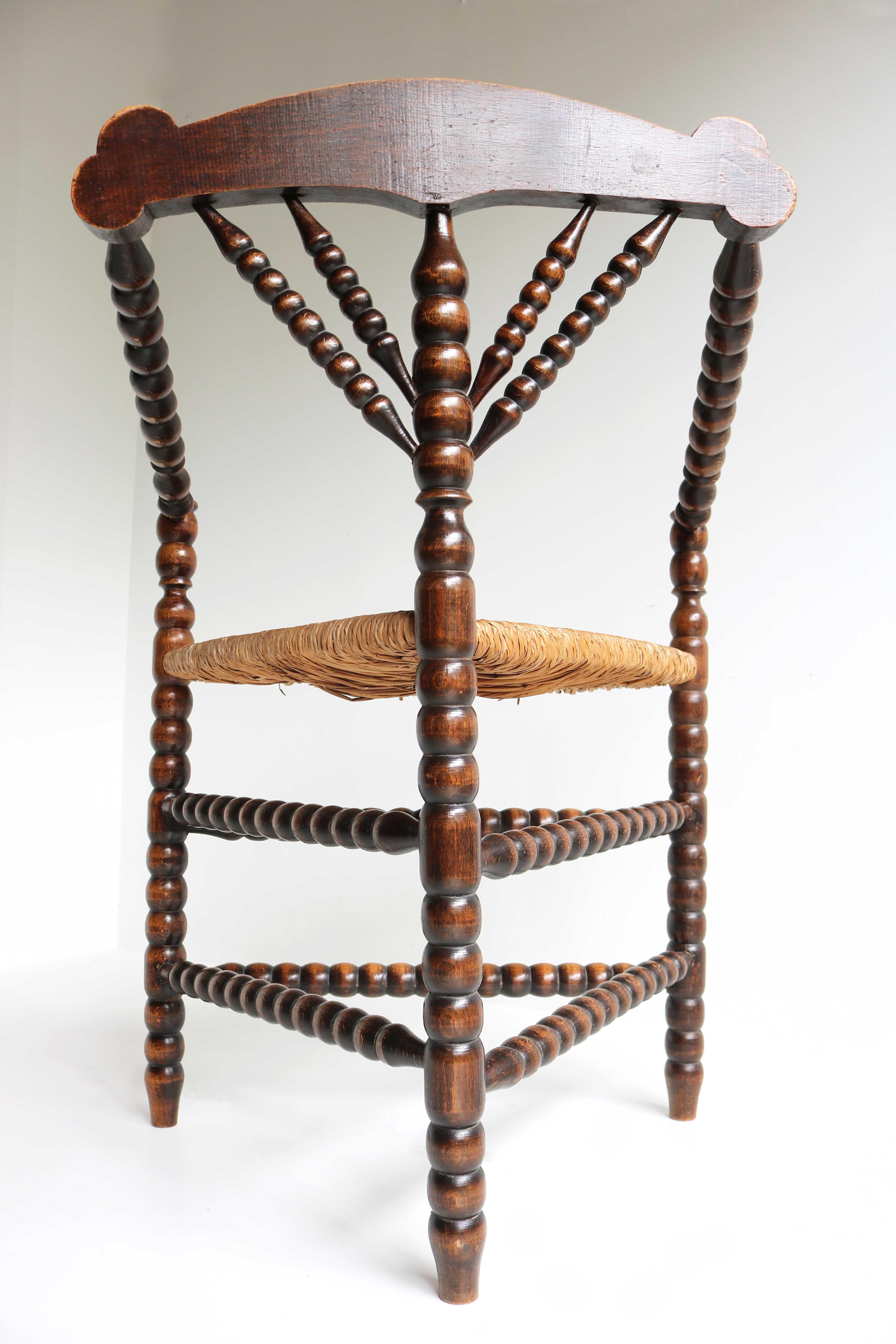 Antique fauteuil d'angle hollandais triangulaire tourné Bobbin Corner Chair Rush Seat Knitting en vente 7