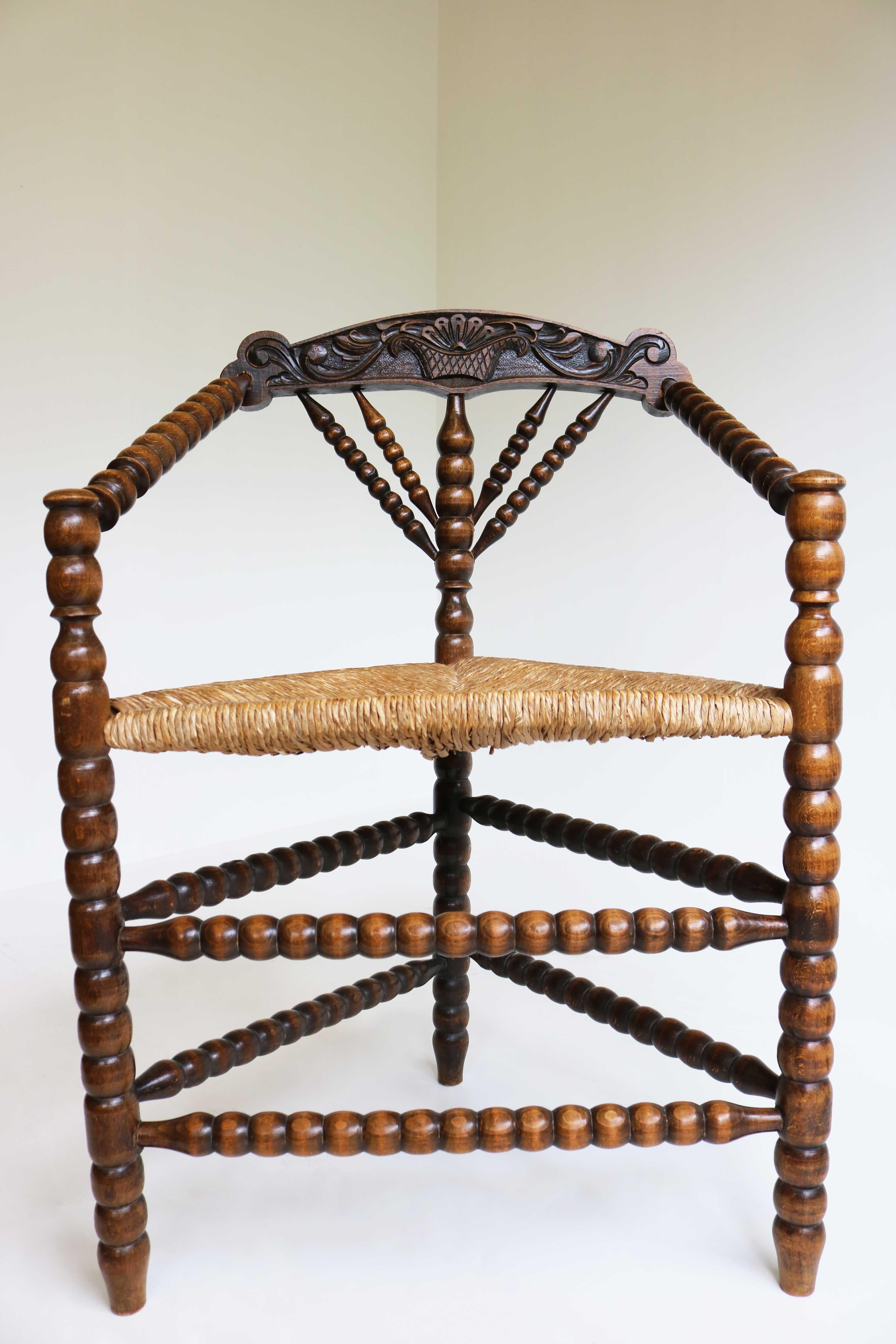 Antique fauteuil d'angle hollandais triangulaire tourné Bobbin Corner Chair Rush Seat Knitting en vente 10