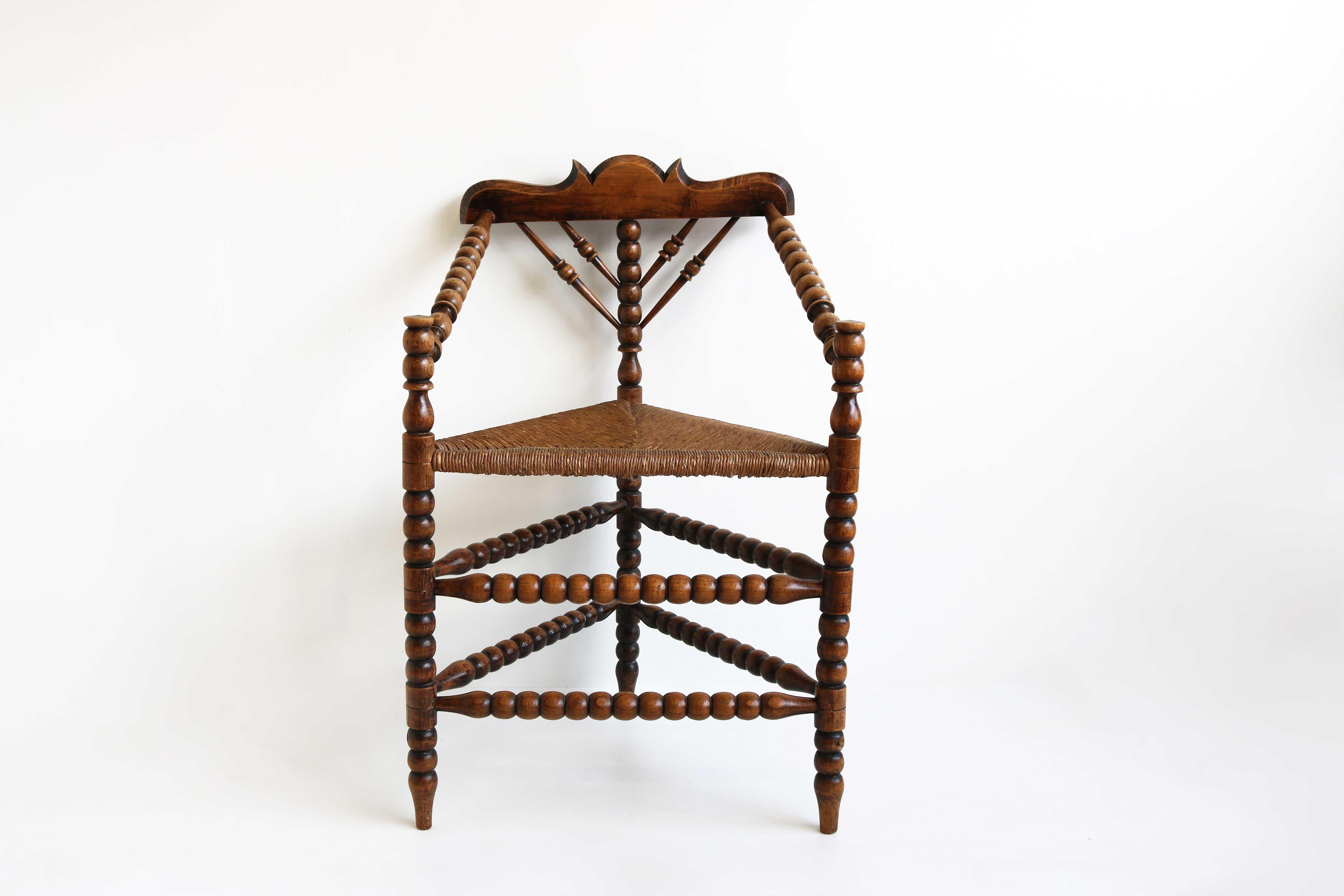Late 19th century bobbin turned wood armchair with rush seat, ca 1900
Manufactured in The Netherlands.
Beautiful antique bobbin/ knitting chair with three legs.
This old Dutch chair with three legs is called a knitting chair.
Because of the