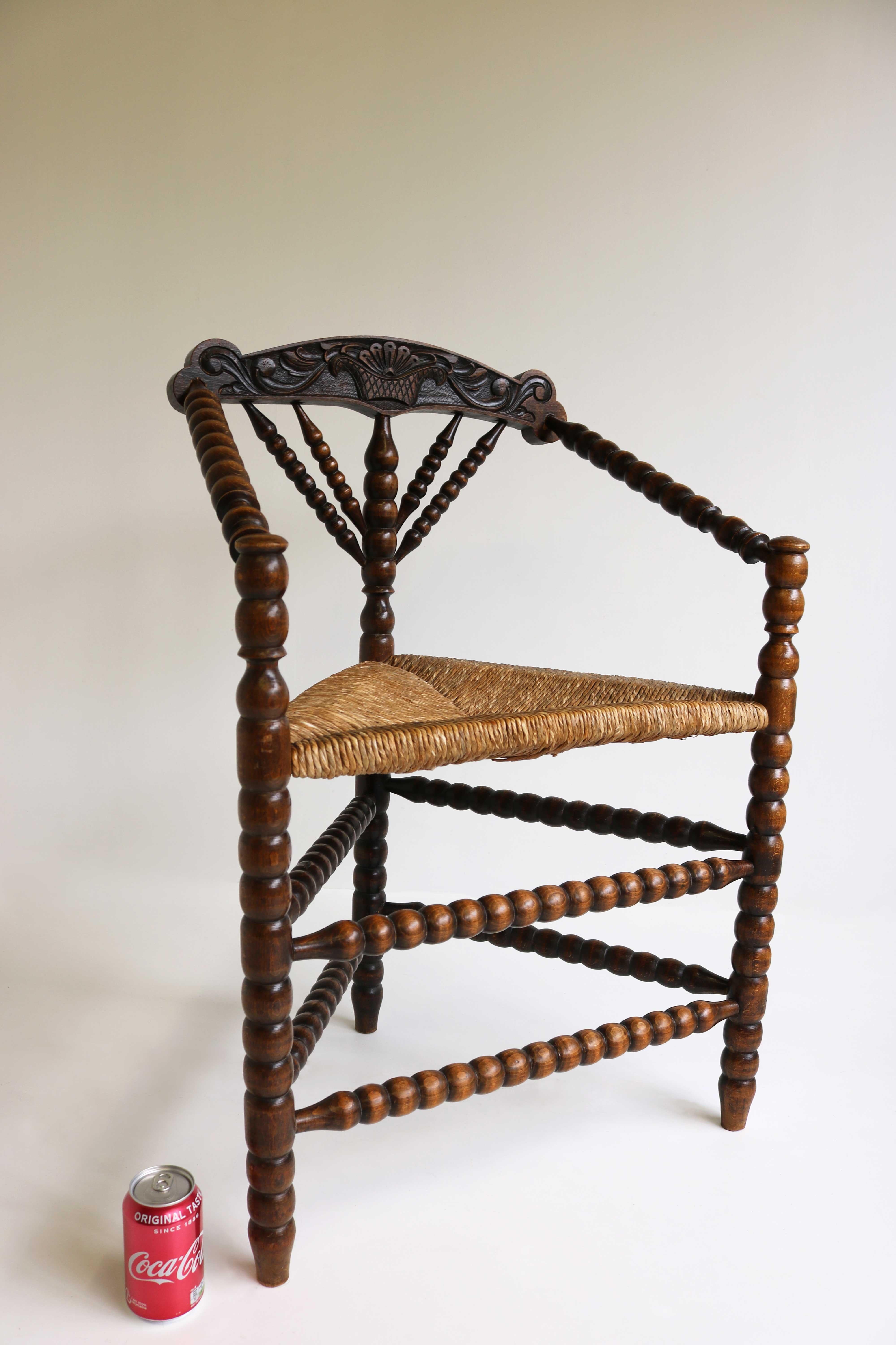 Antique fauteuil d'angle hollandais triangulaire tourné Bobbin Corner Chair Rush Seat Knitting en vente 12