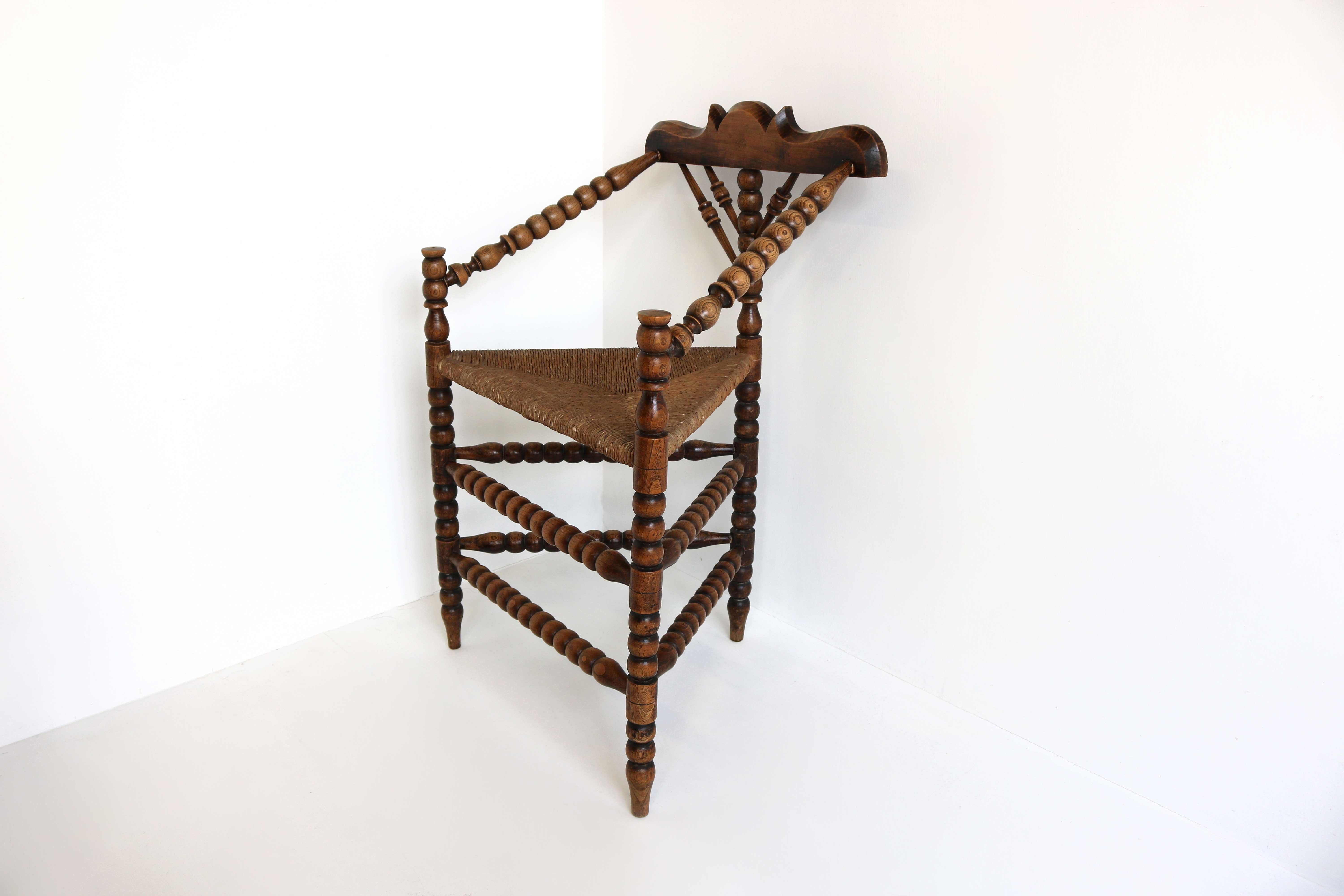 Antique Dutch Triangular Turned Bobbin Corner Chair Rush Seat Knitting Armchair In Good Condition In Ijzendijke, NL