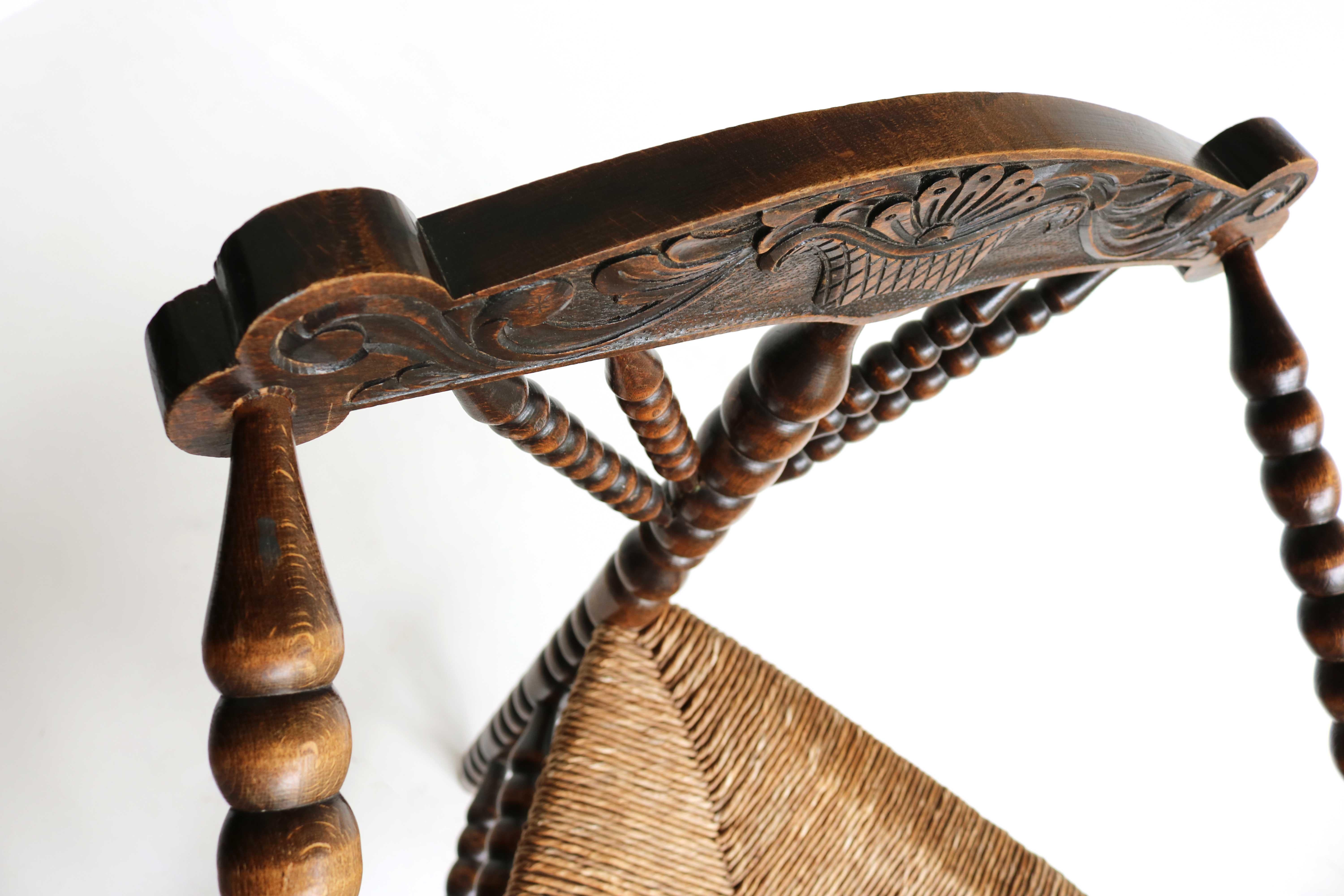 Osier Antique fauteuil d'angle hollandais triangulaire tourné Bobbin Corner Chair Rush Seat Knitting en vente