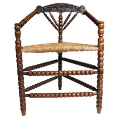 Antique fauteuil d'angle hollandais triangulaire tourné Bobbin Corner Chair Rush Seat Knitting