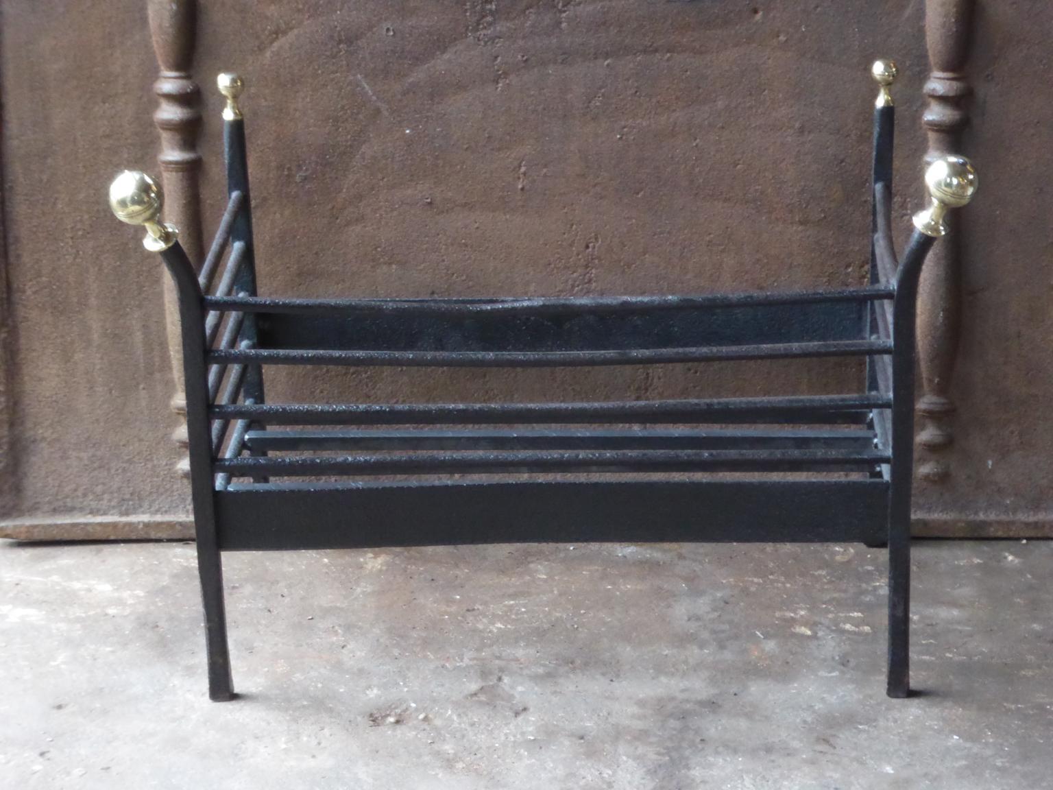 19th century Dutch Victorian fireplace grate made of wrought iron and polished brass. The fireplace grate is in a good condition and is fully functional. The total width of the front of the grate is 74 cm (29.1 inch).