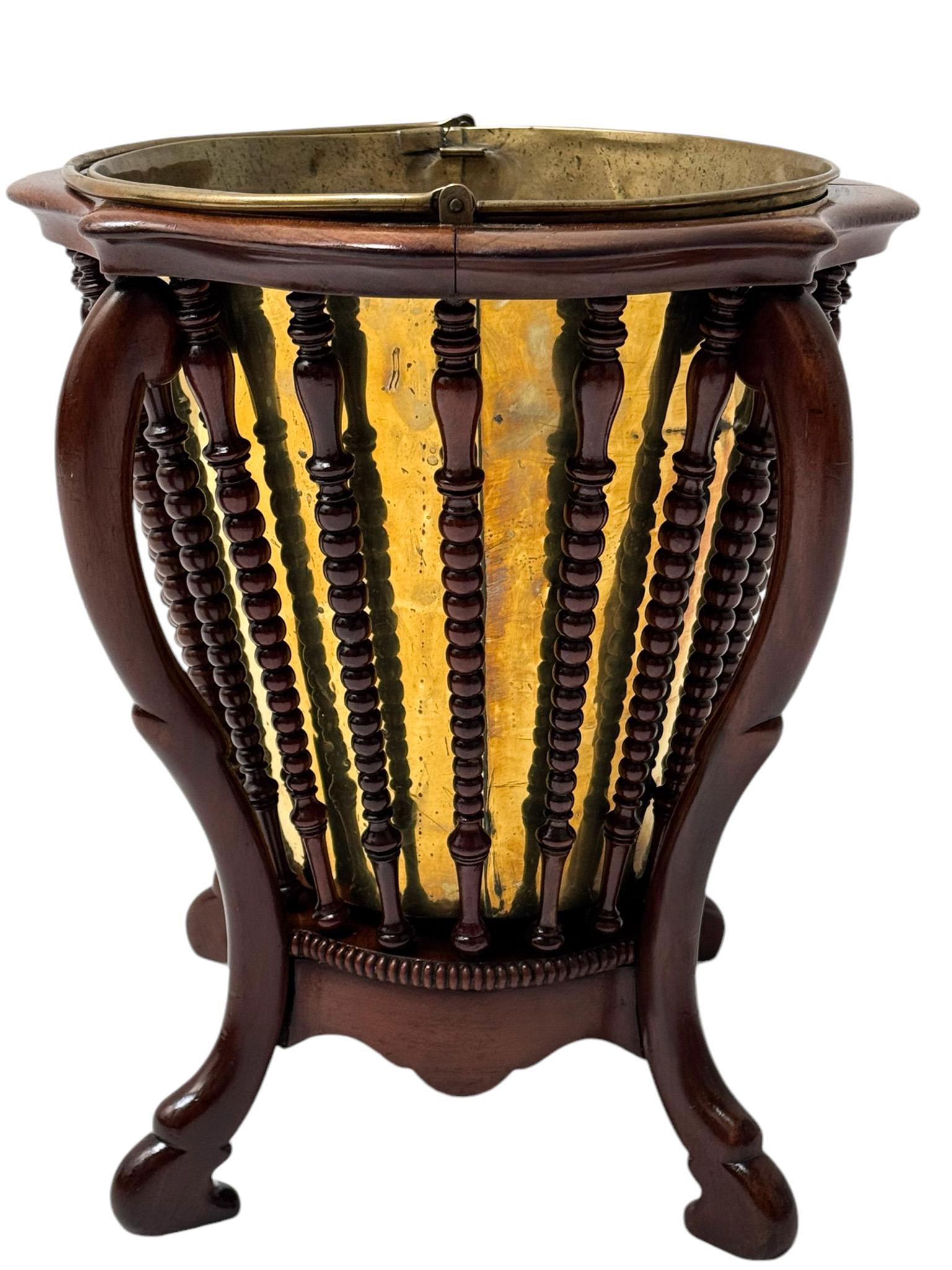 Antigua estufa de té victoriana holandesa de nogal, década de 1870 Latón en venta