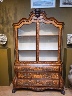Antiker niederländischer Vitrinenschrank, Intarsien aus Nussbaum und Buchsbaum, 1850