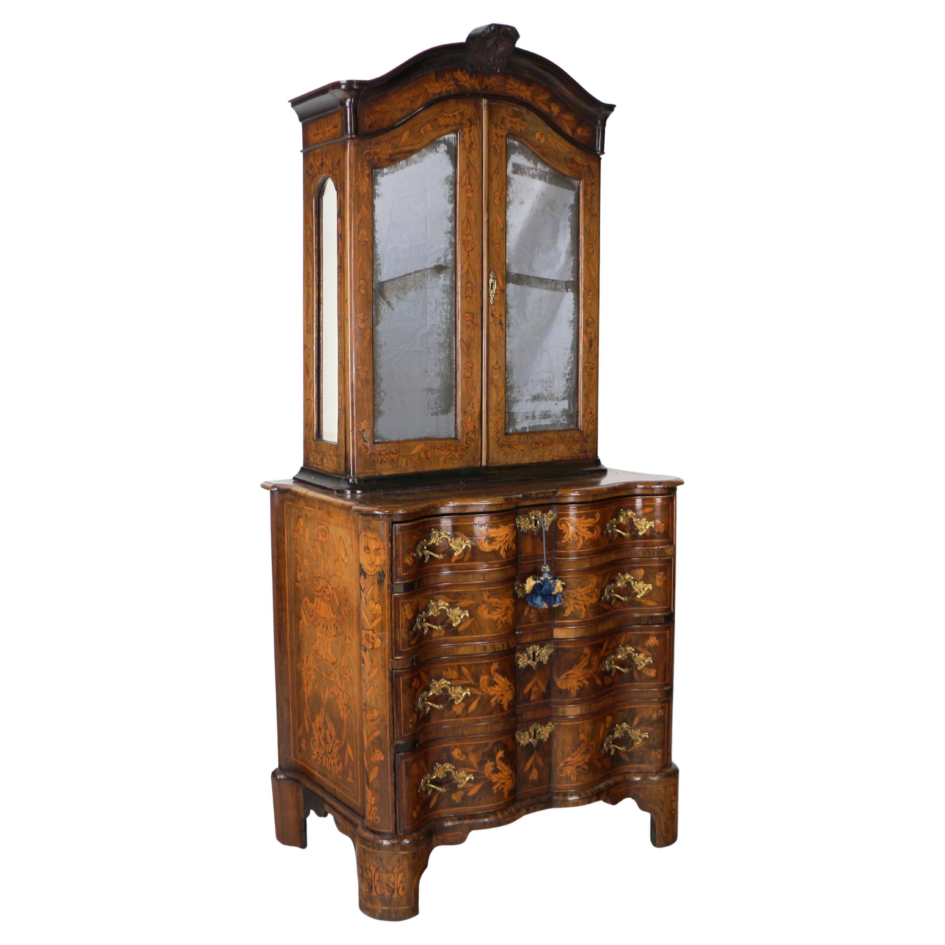 Soberbio mueble arcón de marquetería holandesa de finales del siglo XVIII, de rara forma arc-en-arbalète.  Chapado en nogal e incrustaciones en todos los lados con encordado de boj y marquetería floral de boj y frutal y caras incrustadas.  El