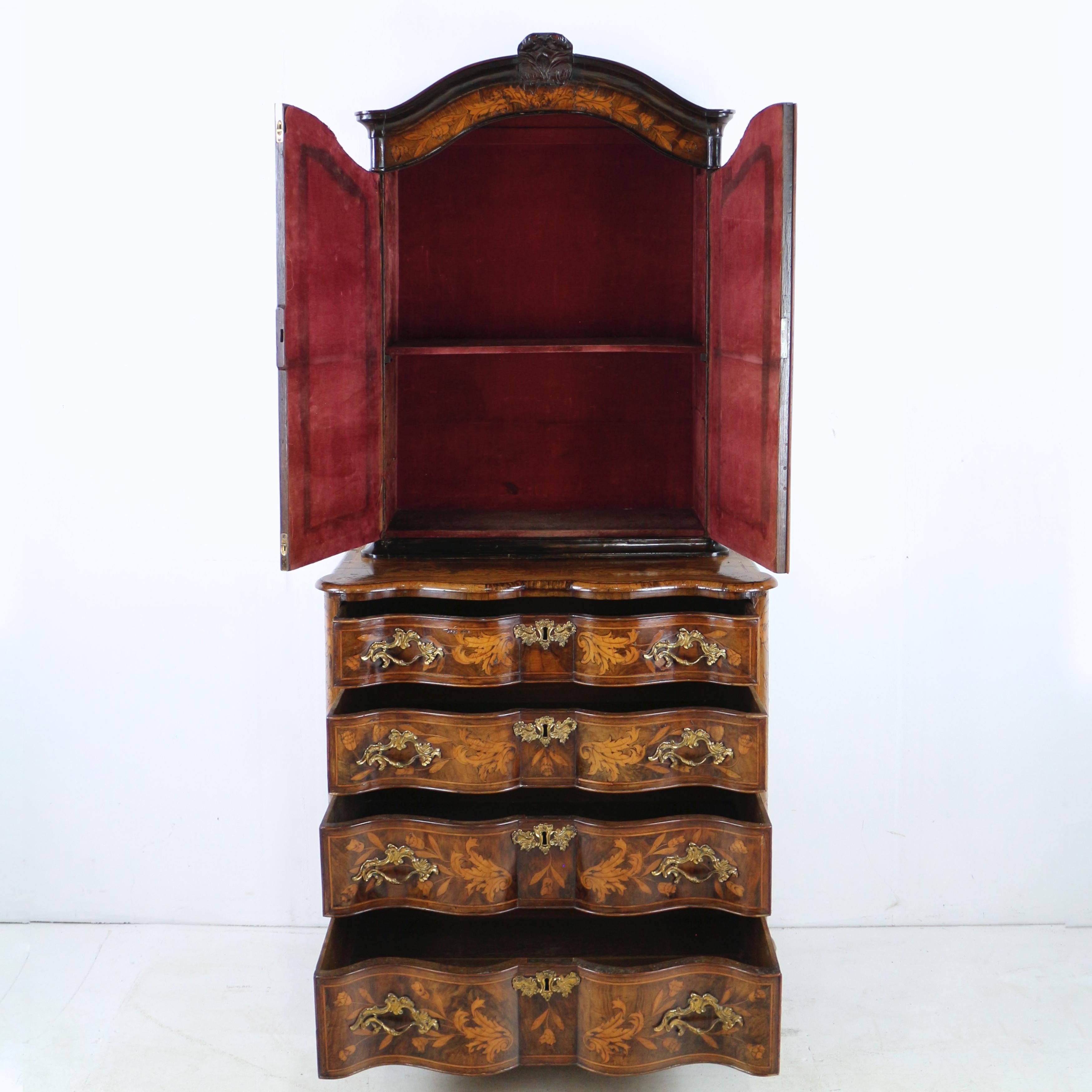 Antiguo armario-armario holandés de nogal y marquetería Arc-en-Arbalète en venta 12