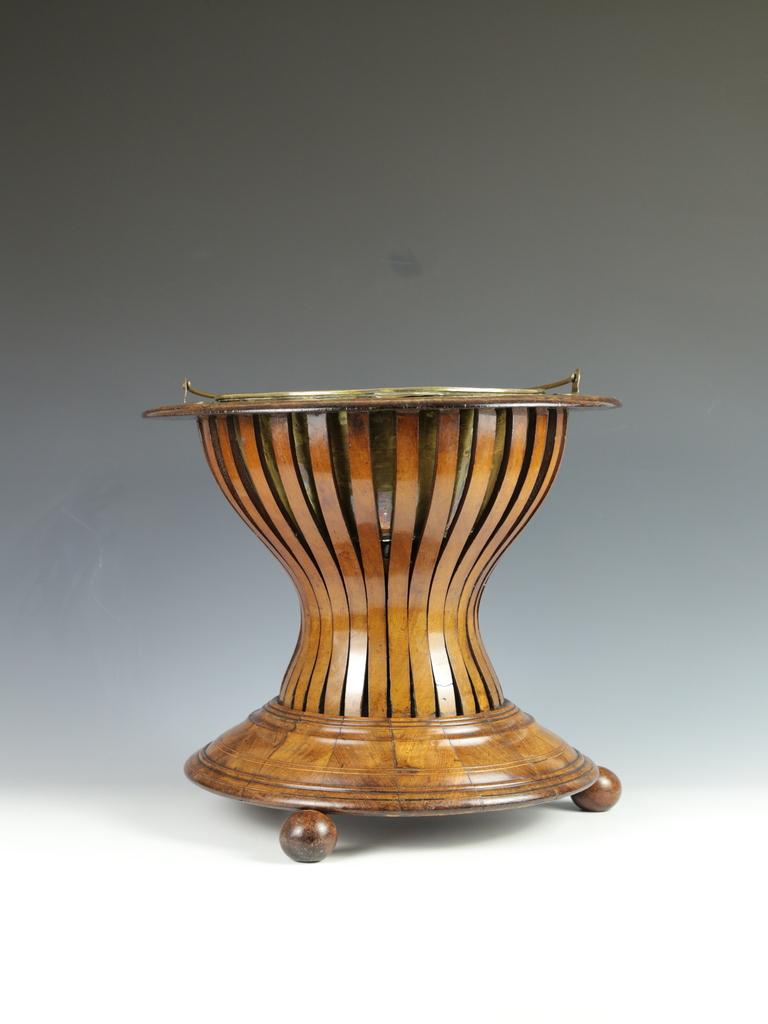 Descrizione

Antica stufa da tè / Jardinière olandese in noce (CIRCA 1780)

Utilizzata in origine per tenere in caldo una teiera accanto al camino, questa jardinière in noce olandese presenta lati a doghe e una base circolare sagomata con corde di