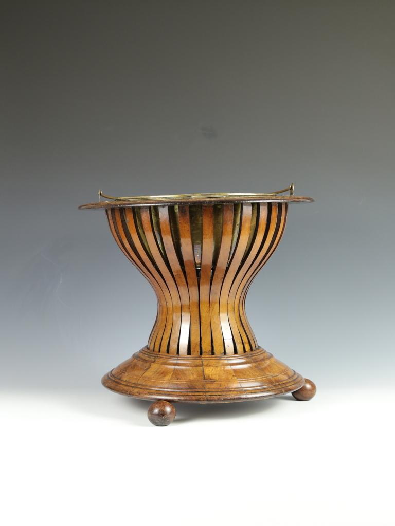 Britannico Antica stufa da tè / Jardinière olandese in noce (CIRCA 1780) in vendita