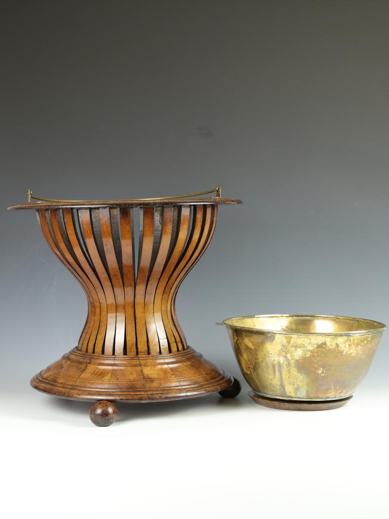Fino al XVIII secolo Antica stufa da tè / Jardinière olandese in noce (CIRCA 1780) in vendita