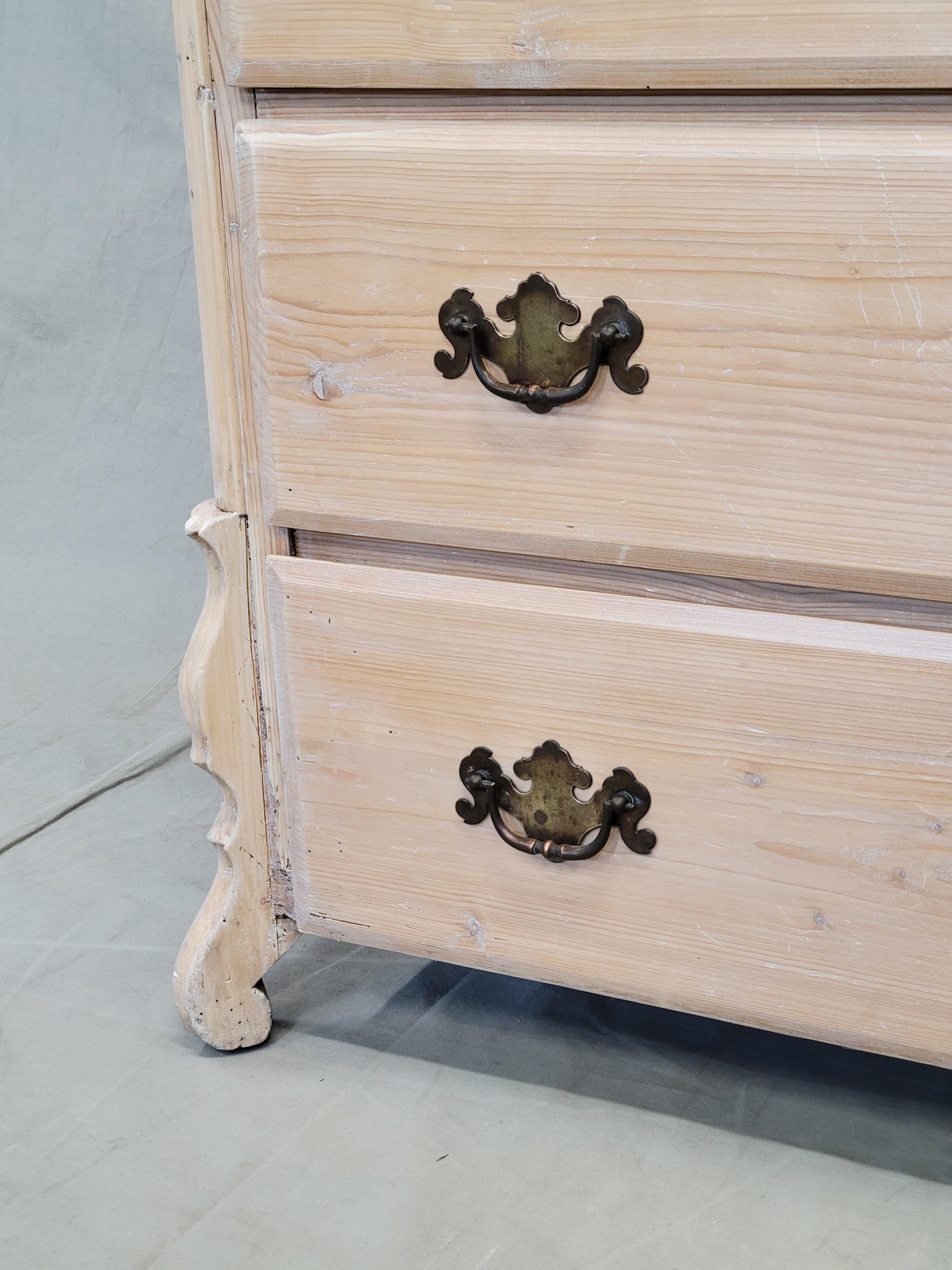Ancienne commode hollandaise en pin blanchi à la chaux en vente 2