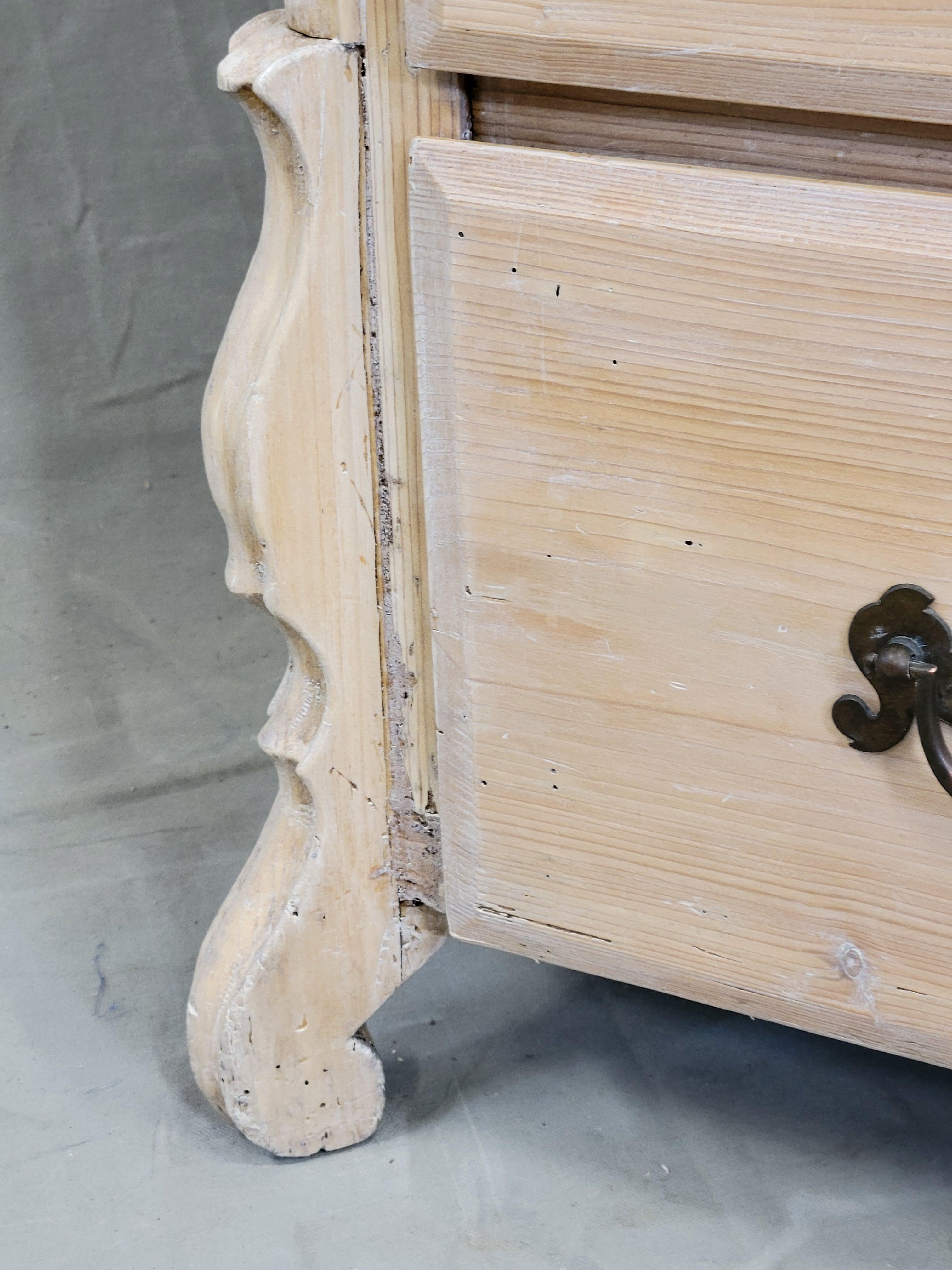 Ancienne commode hollandaise en pin blanchi à la chaux en vente 3