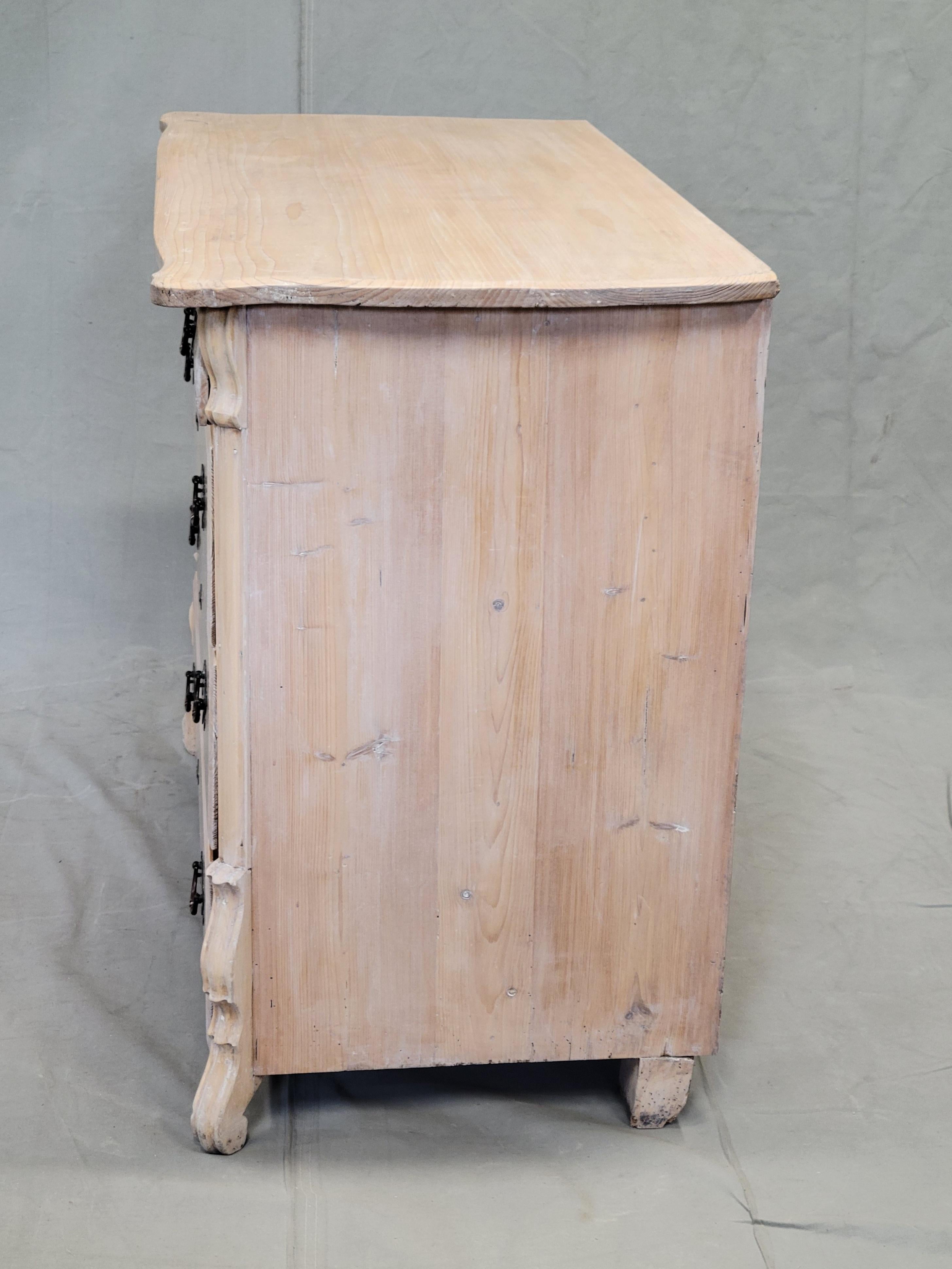 Ancienne commode hollandaise en pin blanchi à la chaux en vente 4