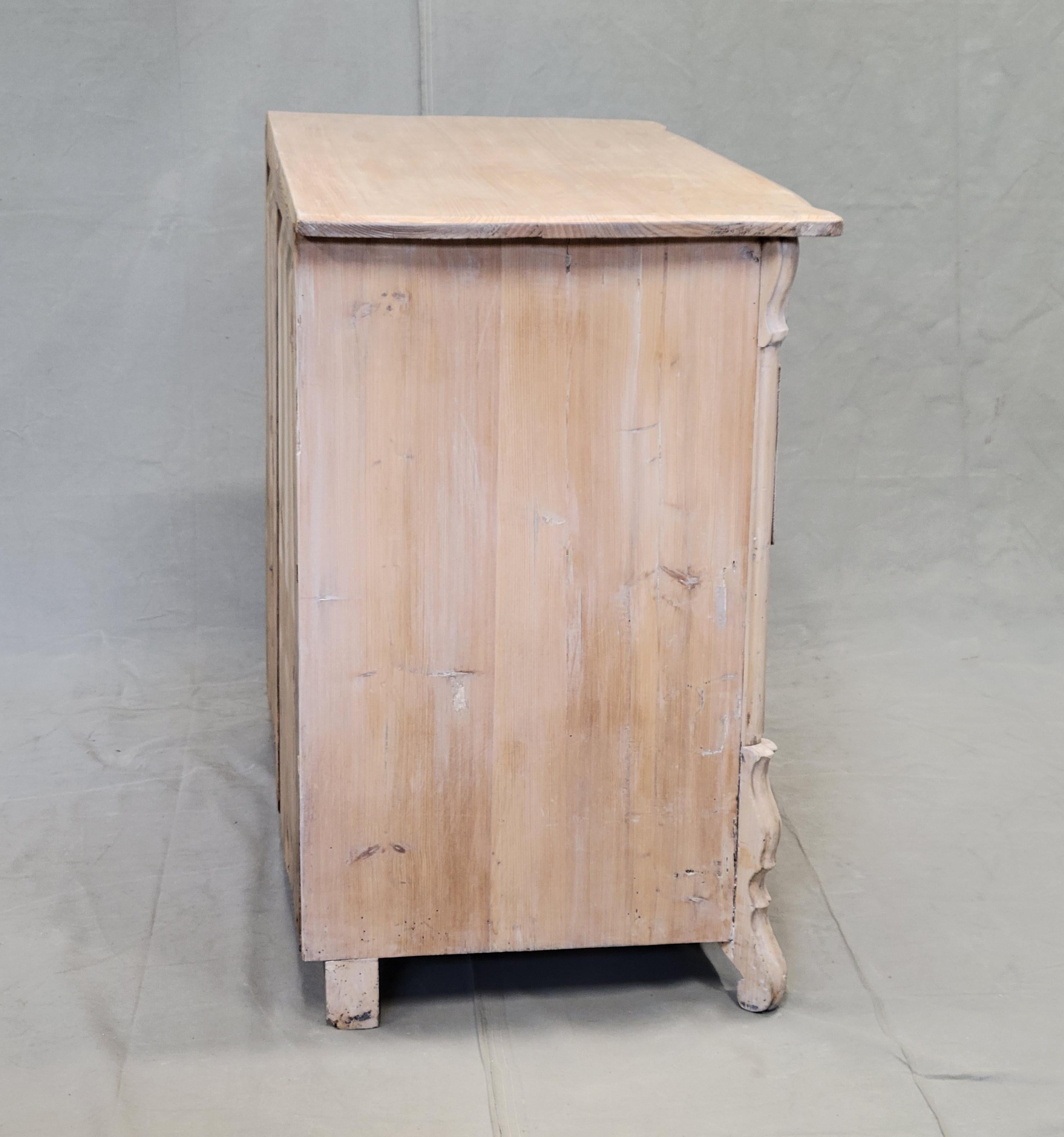 Ancienne commode hollandaise en pin blanchi à la chaux en vente 5