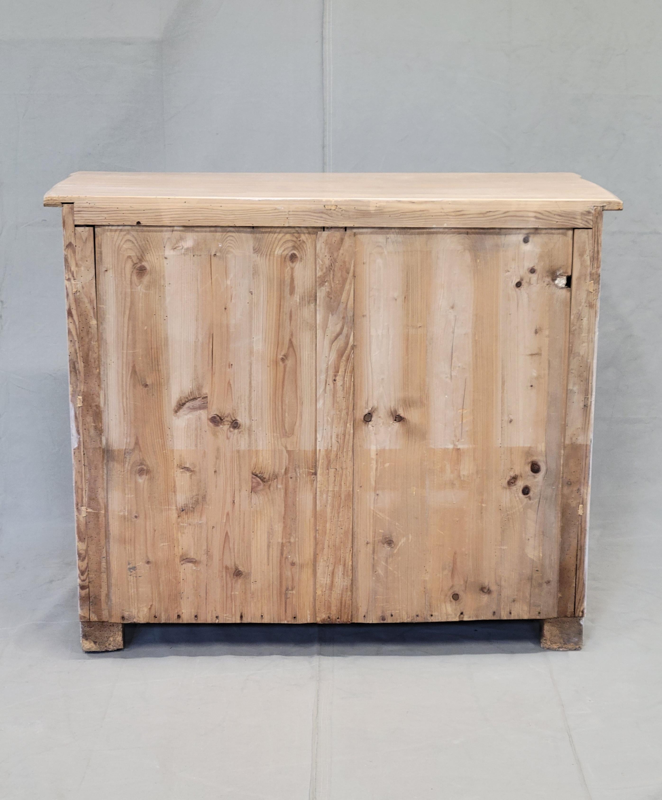 Ancienne commode hollandaise en pin blanchi à la chaux en vente 6