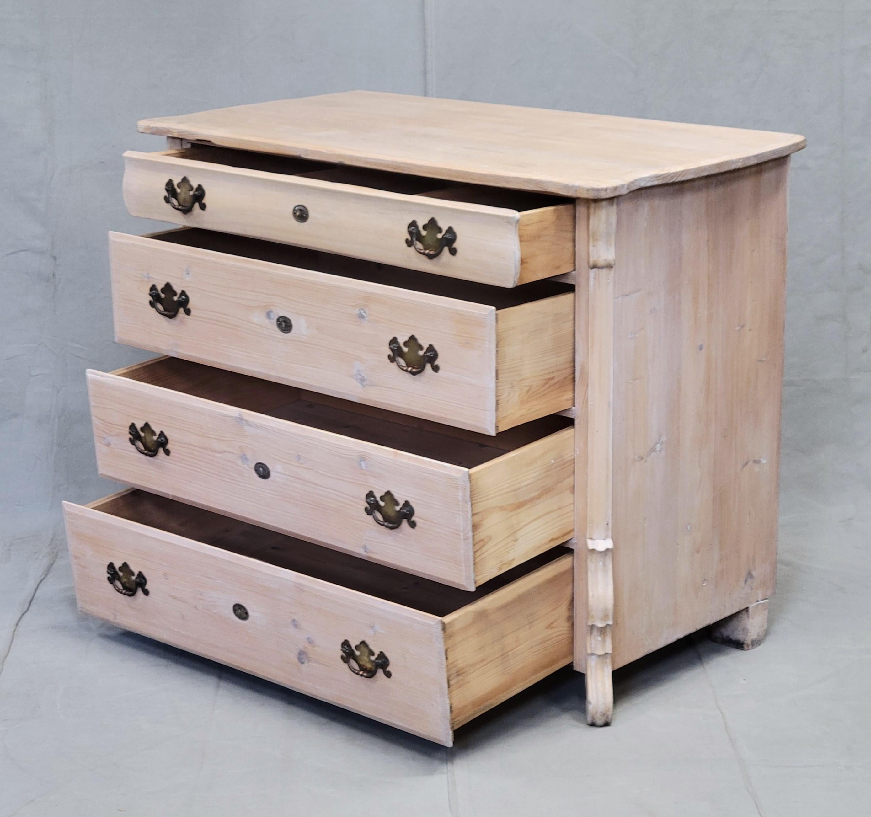 Colonial hollandais Ancienne commode hollandaise en pin blanchi à la chaux en vente