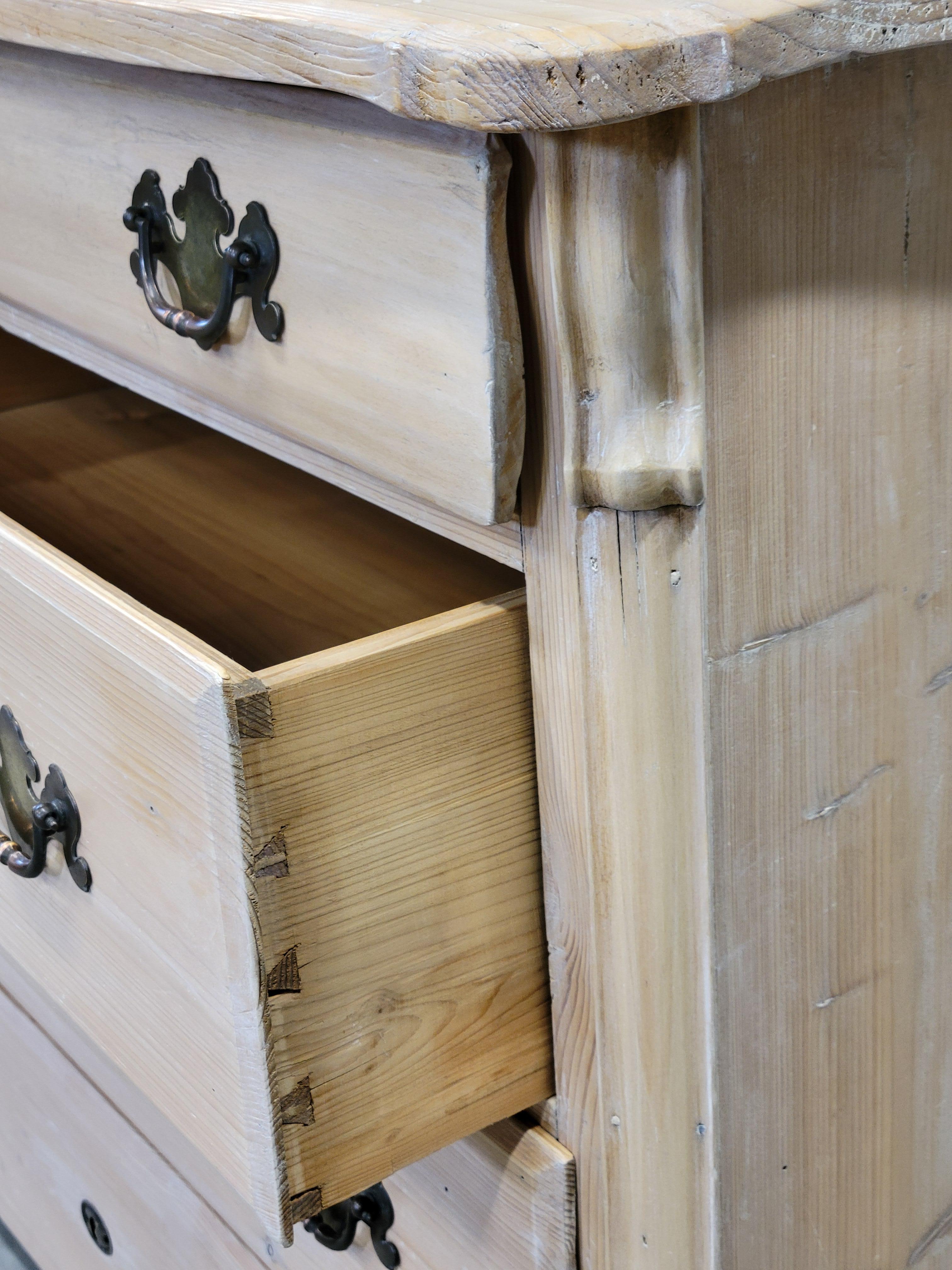Néerlandais Ancienne commode hollandaise en pin blanchi à la chaux en vente
