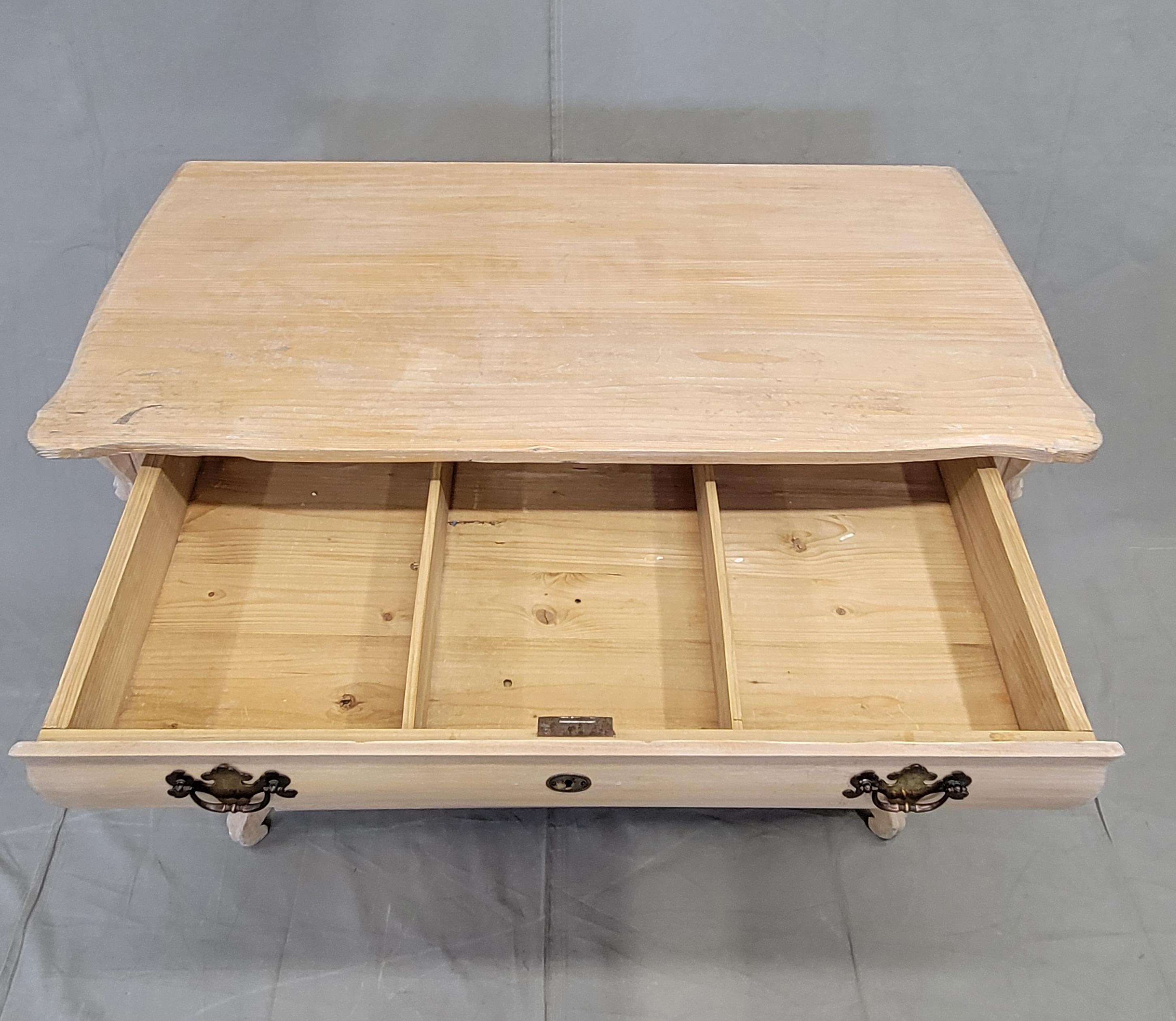 Fait main Ancienne commode hollandaise en pin blanchi à la chaux en vente