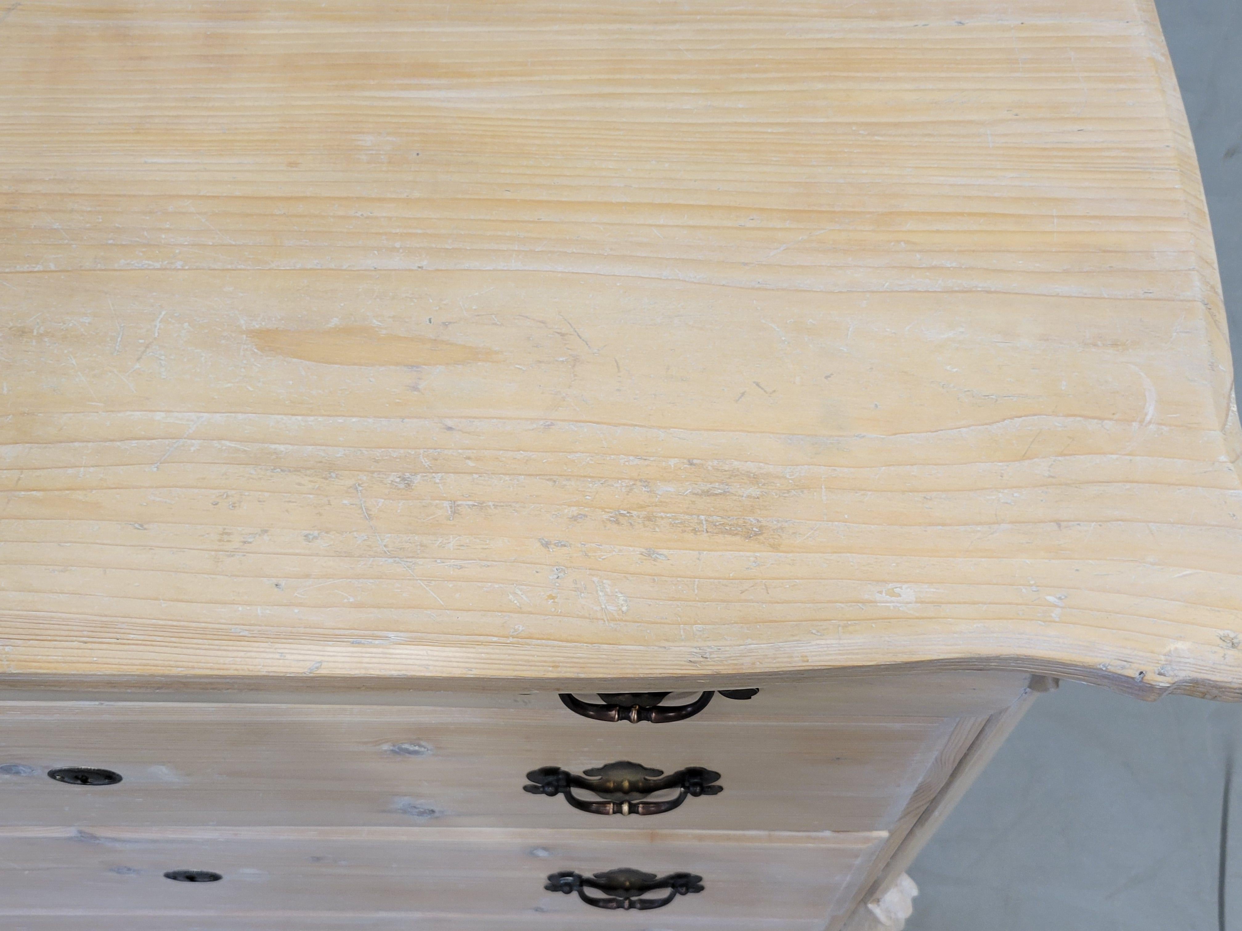 20ième siècle Ancienne commode hollandaise en pin blanchi à la chaux en vente