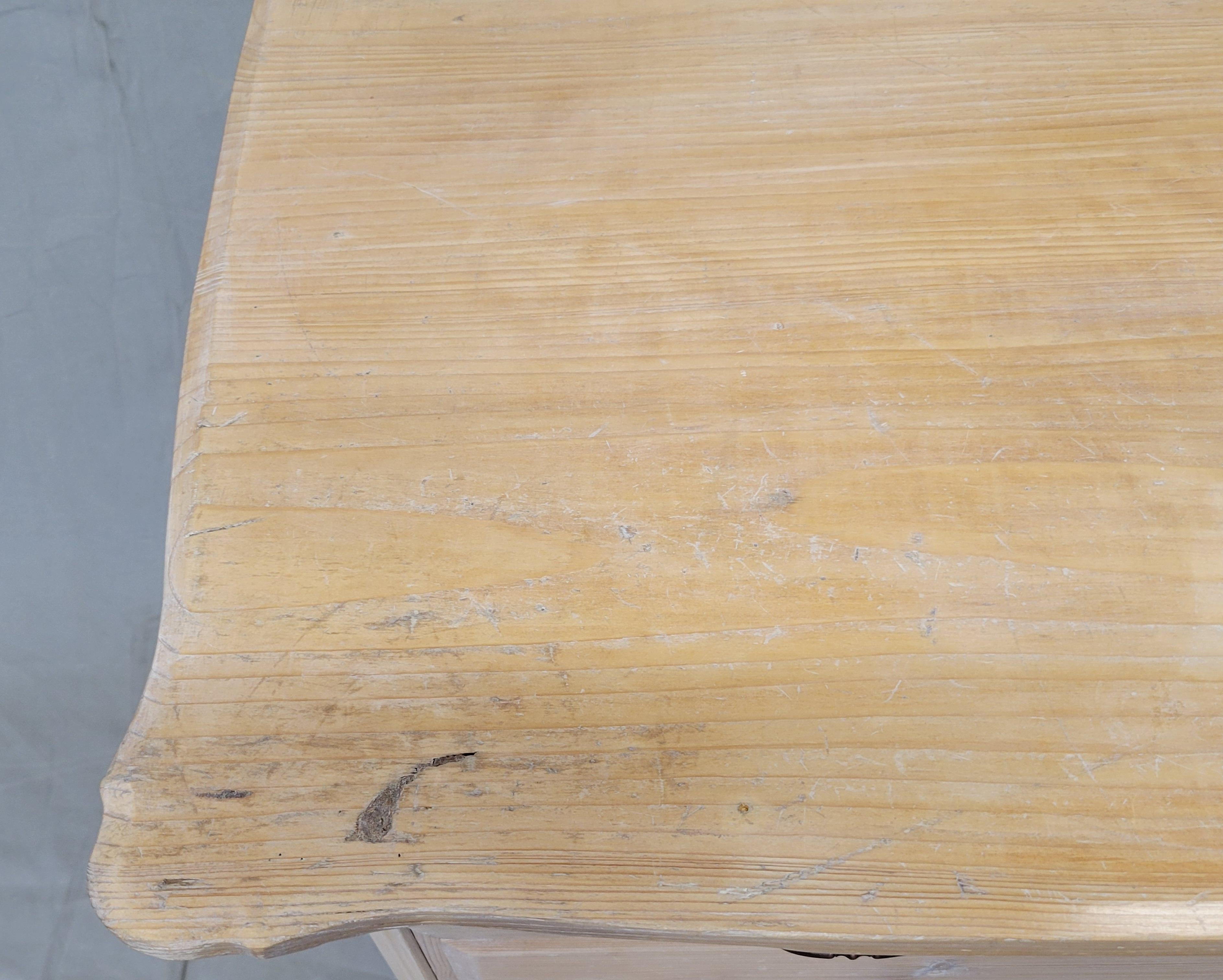 Laiton Ancienne commode hollandaise en pin blanchi à la chaux en vente