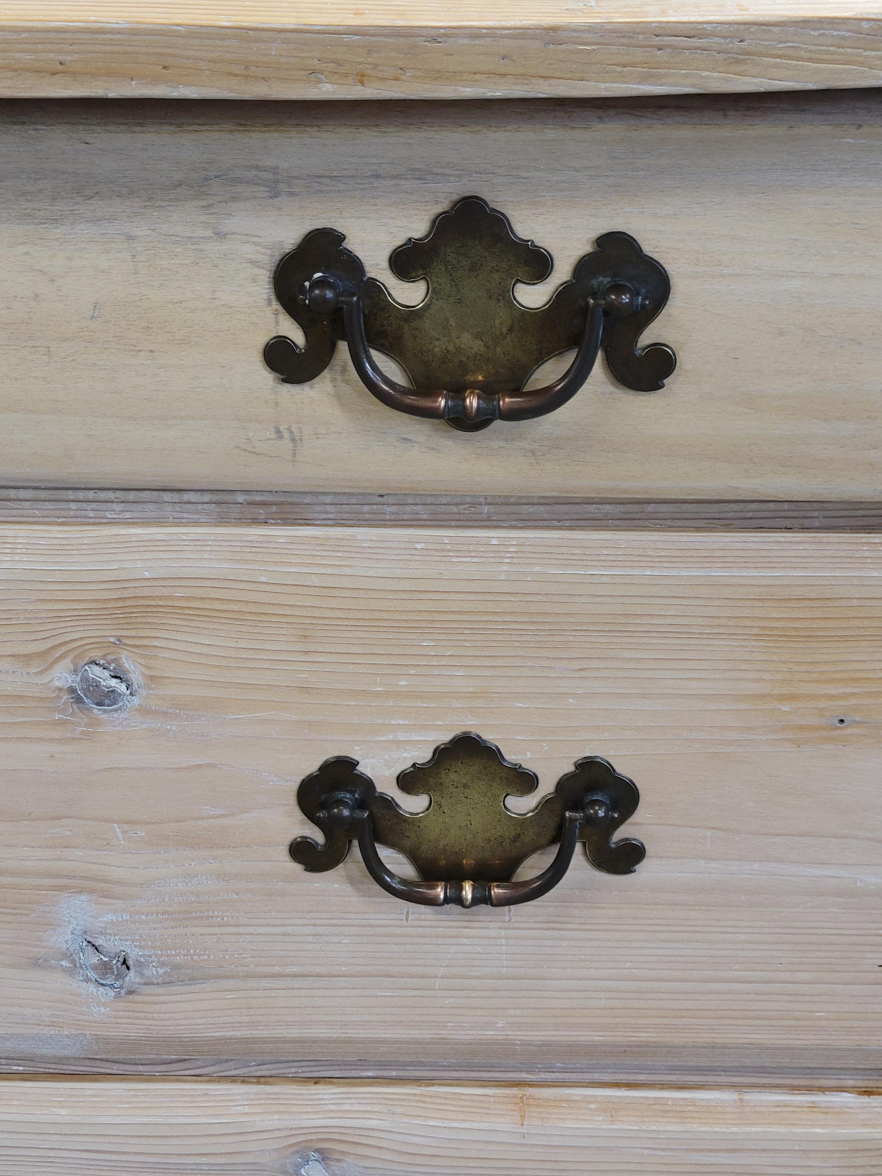 Ancienne commode hollandaise en pin blanchi à la chaux en vente 1