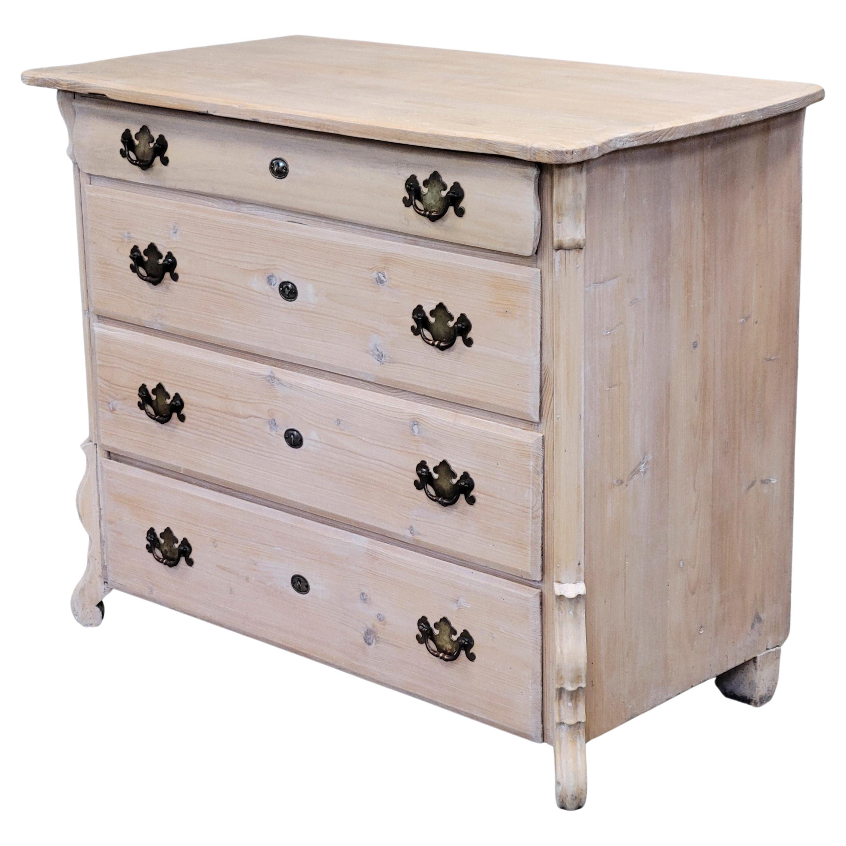 Ancienne commode hollandaise en pin blanchi à la chaux